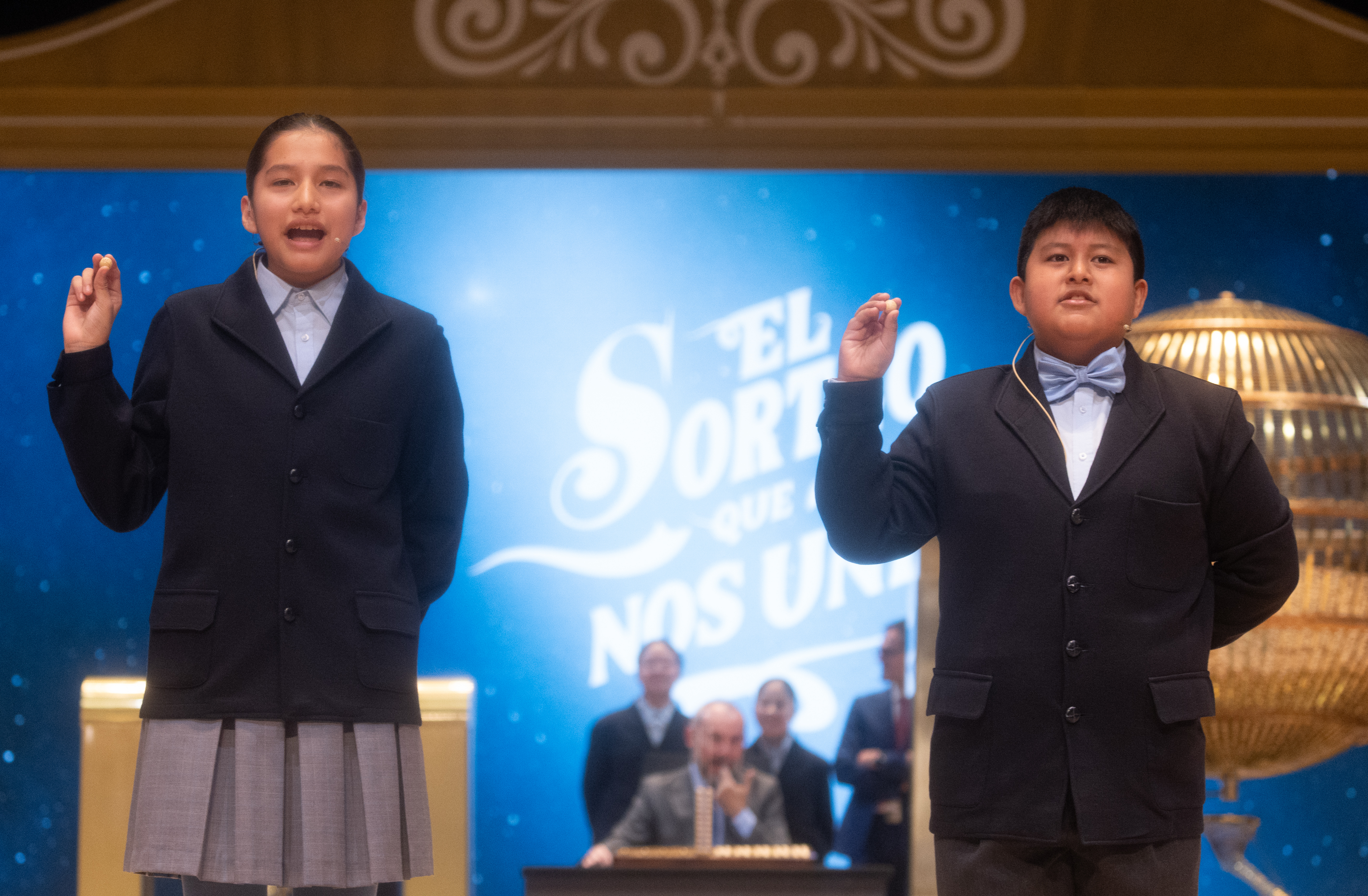 Piero Rai Chvez Huaroto y Alisce Ros Gonzales cantan el primer premio, el 'Gordo', el nmero 72.480 durante la celebracin del Sorteo Extraordinario de la Lotera de Navidad 2024.