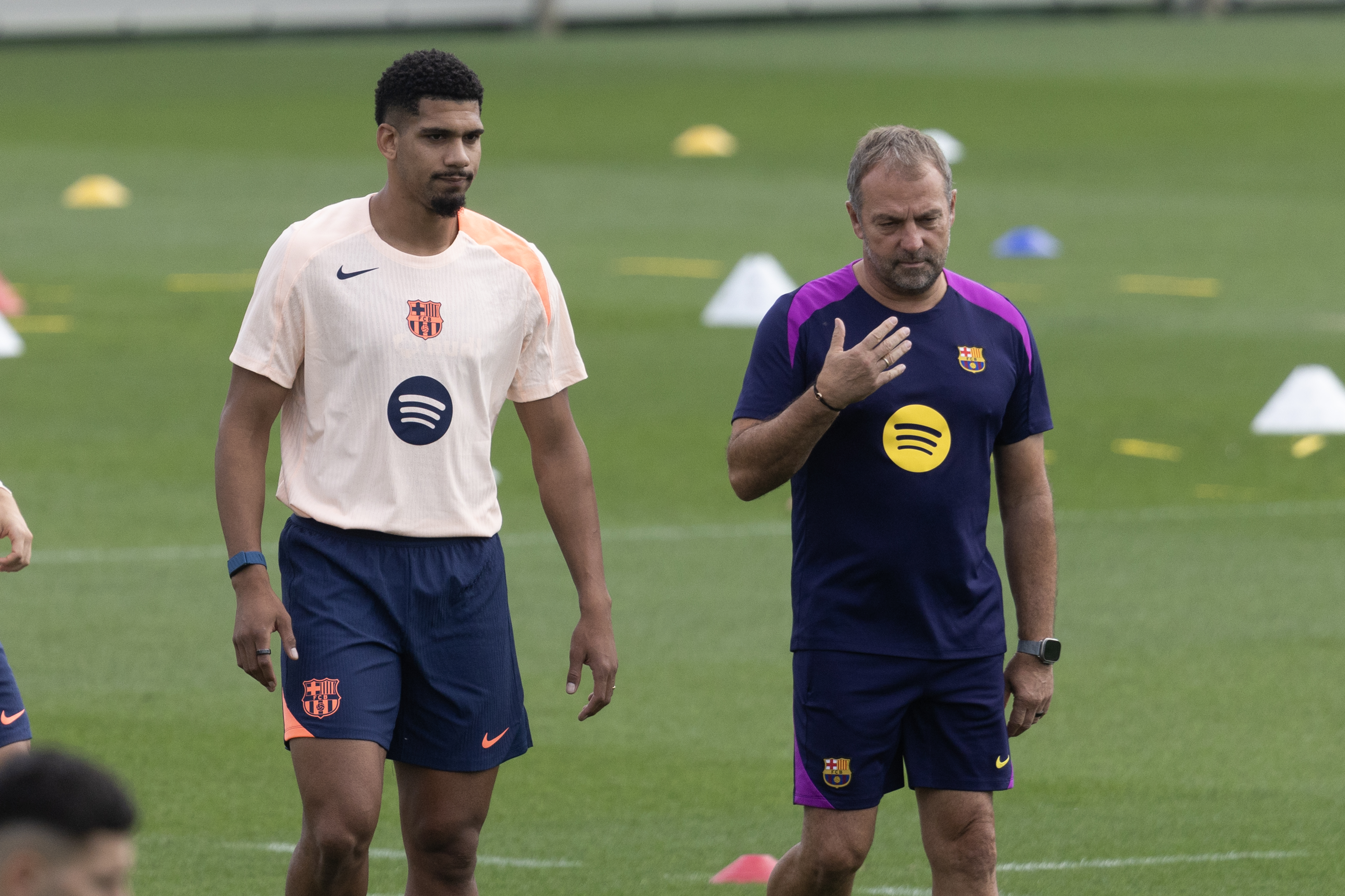04/10/25 FC BARCELONA ENTRENAMIENTO
RONALD ARAUJO
HANSI FLICK