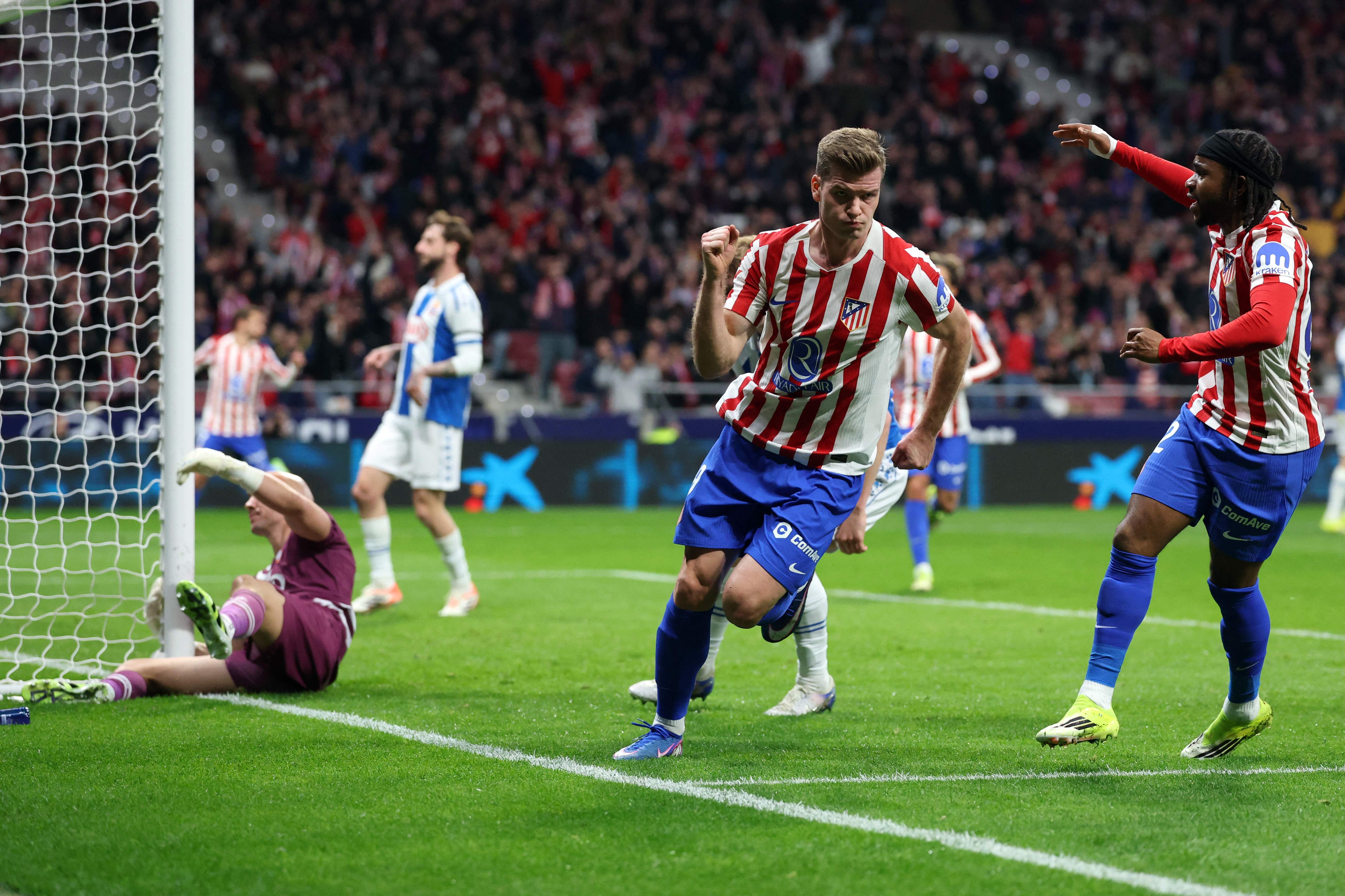 Atletico Madrid's Norwegian forward #09 Alexander Sorloth (C) celebrates an equalizing goal during the Spanish league football match between Club Atletico de Madrid and RCD Espanyol at Metropolitano Stadium in Madrid on February 21, 2026. (Photo by Pierre-Philippe MARCOU / AFP)