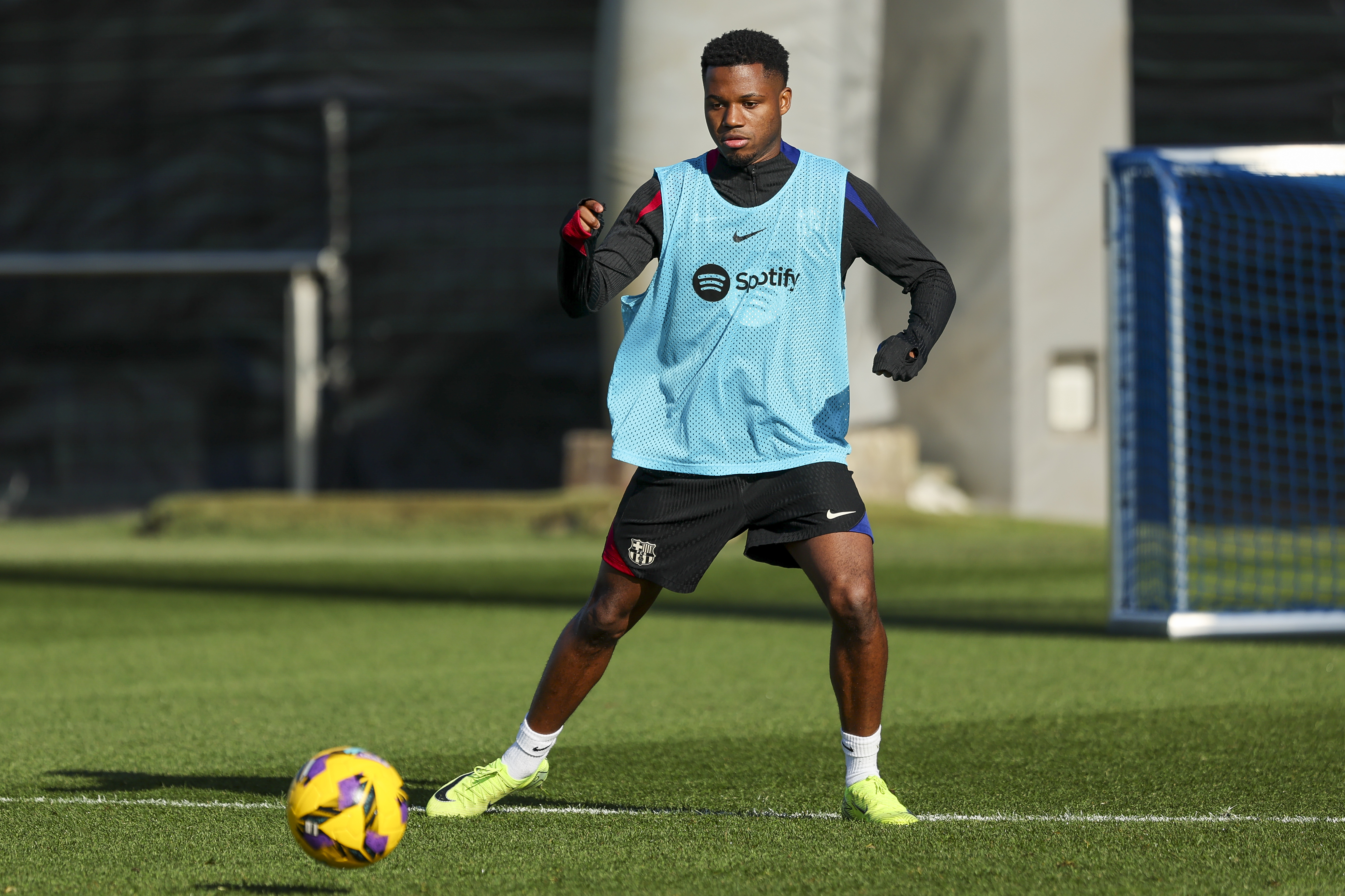 14/12/24 
ENTRENAMIENTO DEL FC BARCELONA 
ANSU FATI (10) FC BARCELONA
