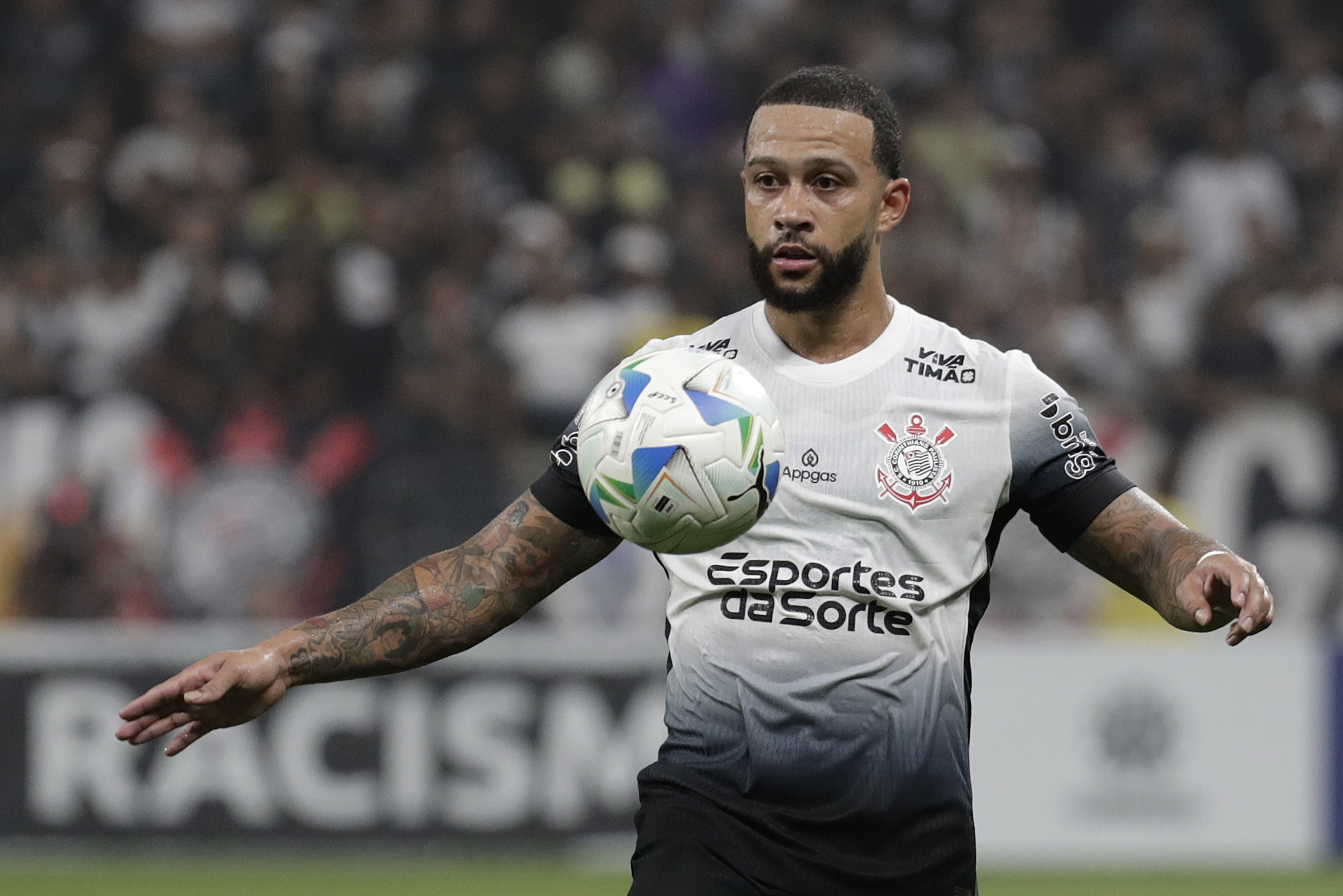 AMDEP3499. SAO PAULO (BRASIL), 12/03/2025.- Memphis Depay de Corinthians controla el baln este mircoles, en un partido de la tercera ronda de la Copa Libertadores entre Corinthians y Barcelona en el estadio Neo Qumica Arena en Sao Paulo (Brasil). EFE/ Sebastiao Moreira
