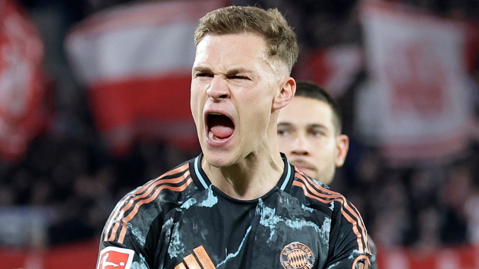 Freiburg (Germany), 25/01/2025.- Joshua Kimmich of Munich celebrates after winning the German Bundesliga soccer match between SC Freiburg and FC Bayern Munich in Freiburg, Germany, 25 January 2025. (Alemania) EFE/EPA/RONALD WITTEK CONDITIONS - ATTENTION: The DFL regulations prohibit any use of photographs as image sequences and/or quasi-video.