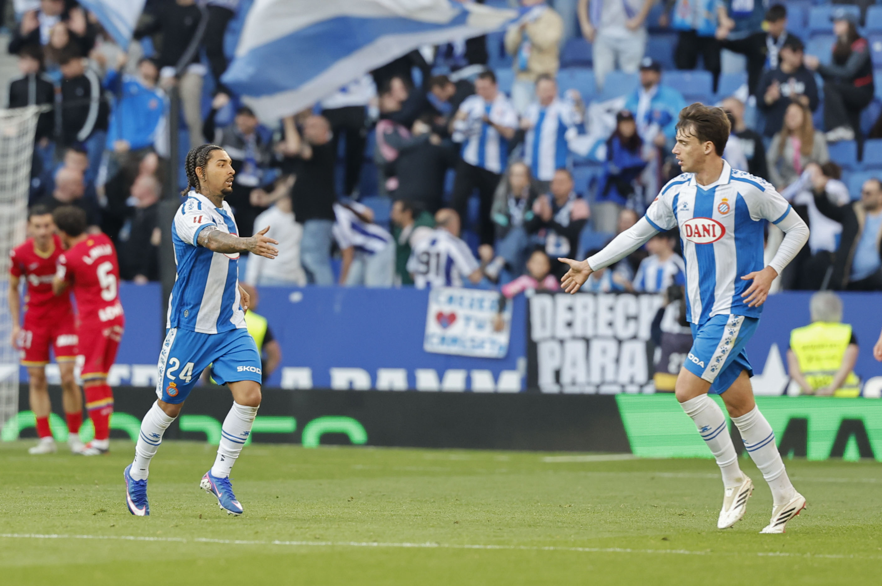 BARCELONA, 21/03/2026.-El delantero del Espanyol Roberto Fernández (d), celebra su gol contra el Getafe, durante el partido de la jornada 29 de LaLiga EA Sports entre el Espanyol y el Getafe, este sábado en el RCDE Stadium en Barcelona.-EFE/ Toni Albir
