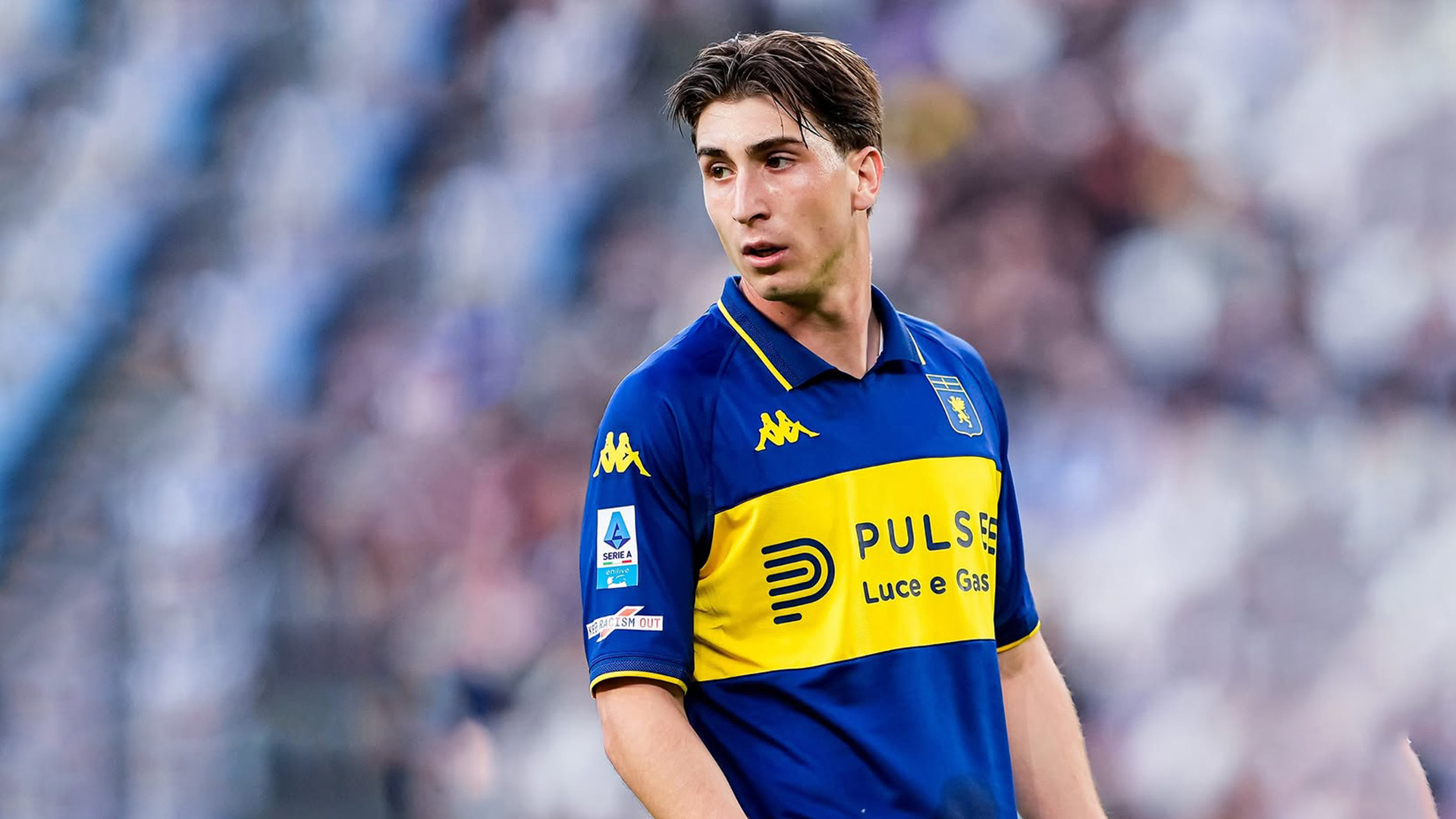 Fabio Miretti, jugador del Genoa, jugando contra la Juventus con la camiseta conmemorativa de Boca Juniors.