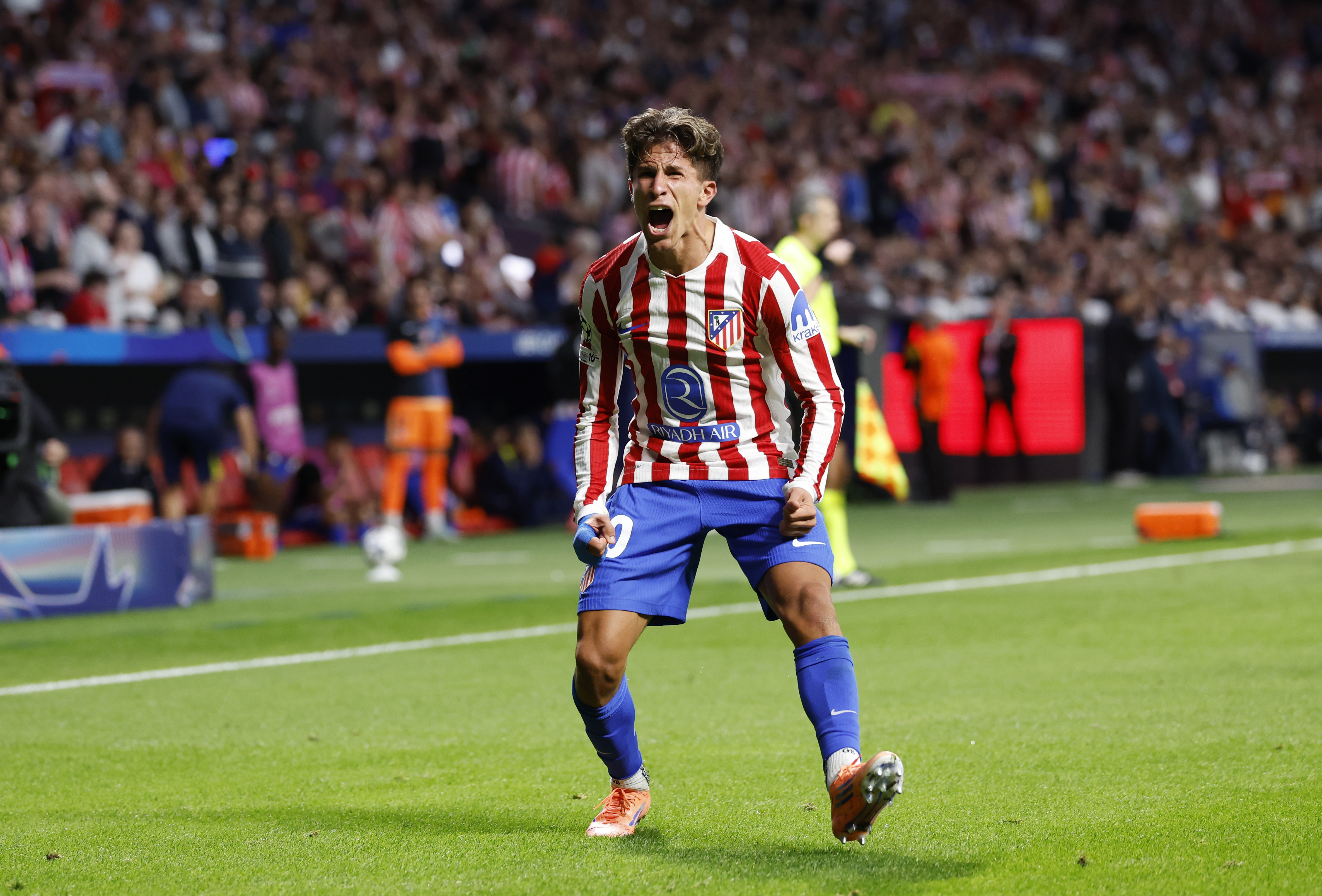 Giuliano celebra un gol en la segunda jornada de Champions ante el Eintracht. 30/09/25 