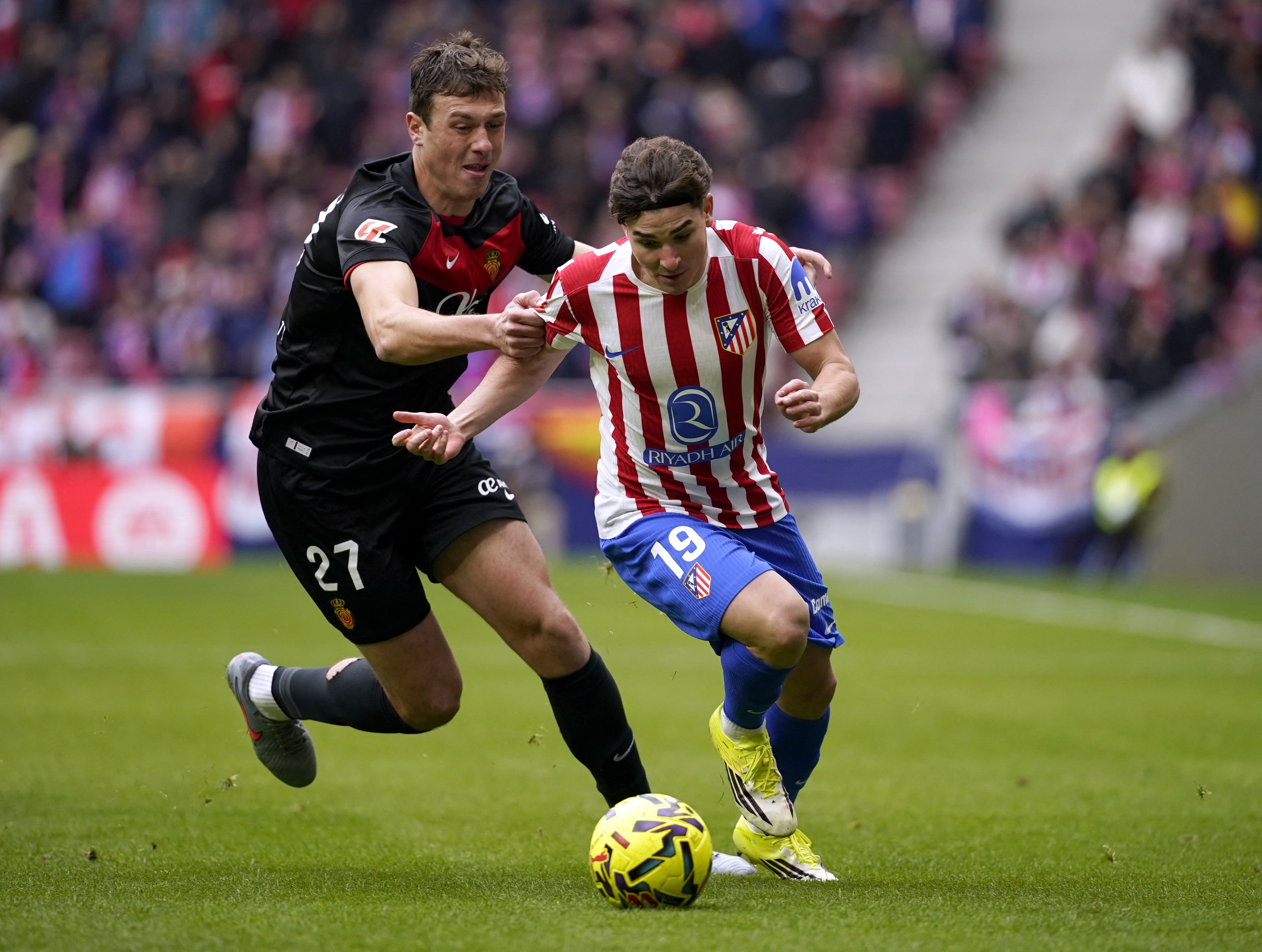 Soccer Football - LaLiga - Atletico Madrid v RCD Mallorca - Riyadh Air Metropolitano, Madrid, Spain - January 25, 2026 Atletico Madrid's Julian Alvarez in action with RCD Mallorca's David Lopez REUTERS/Ana Beltran