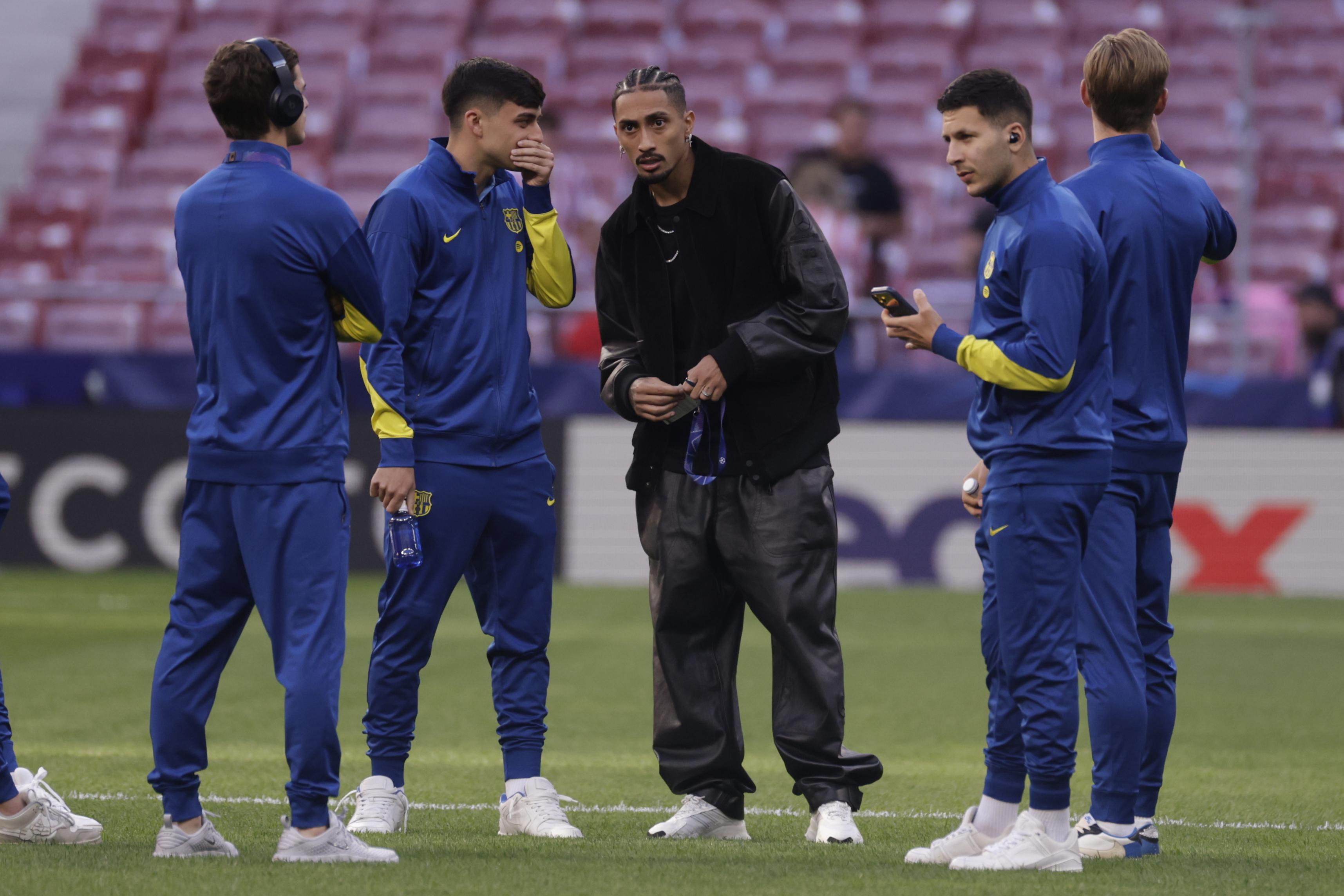 Barcelona players walk on Atlético pitch