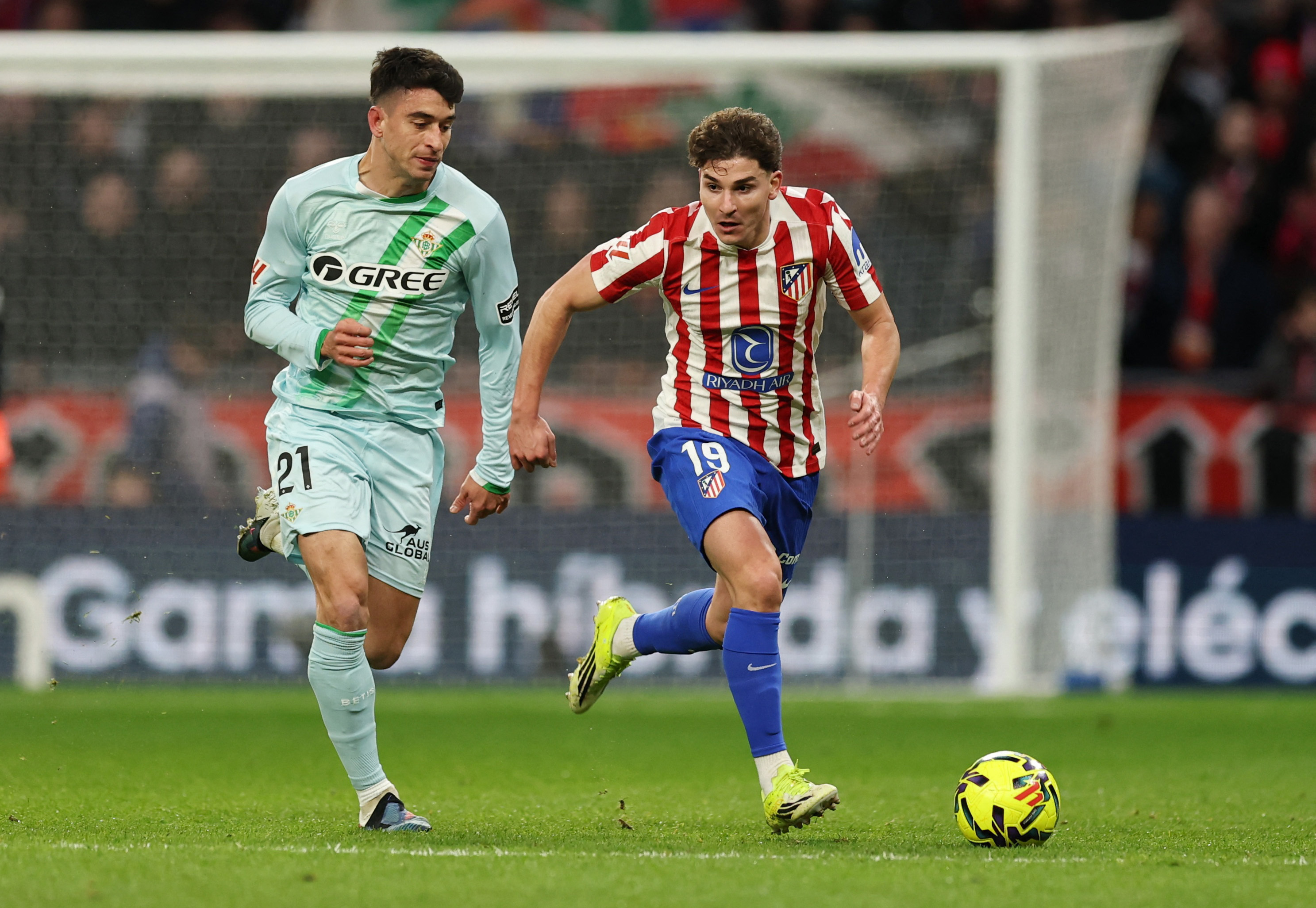 Soccer Football - LaLiga - Atletico Madrid v Real Betis - Riyadh Air Metropolitano, Madrid, Spain - February 8, 2026 Atletico Madrid's Julian Alvarez in action with Real Betis' Marc Roca REUTERS/Violeta Santos Moura