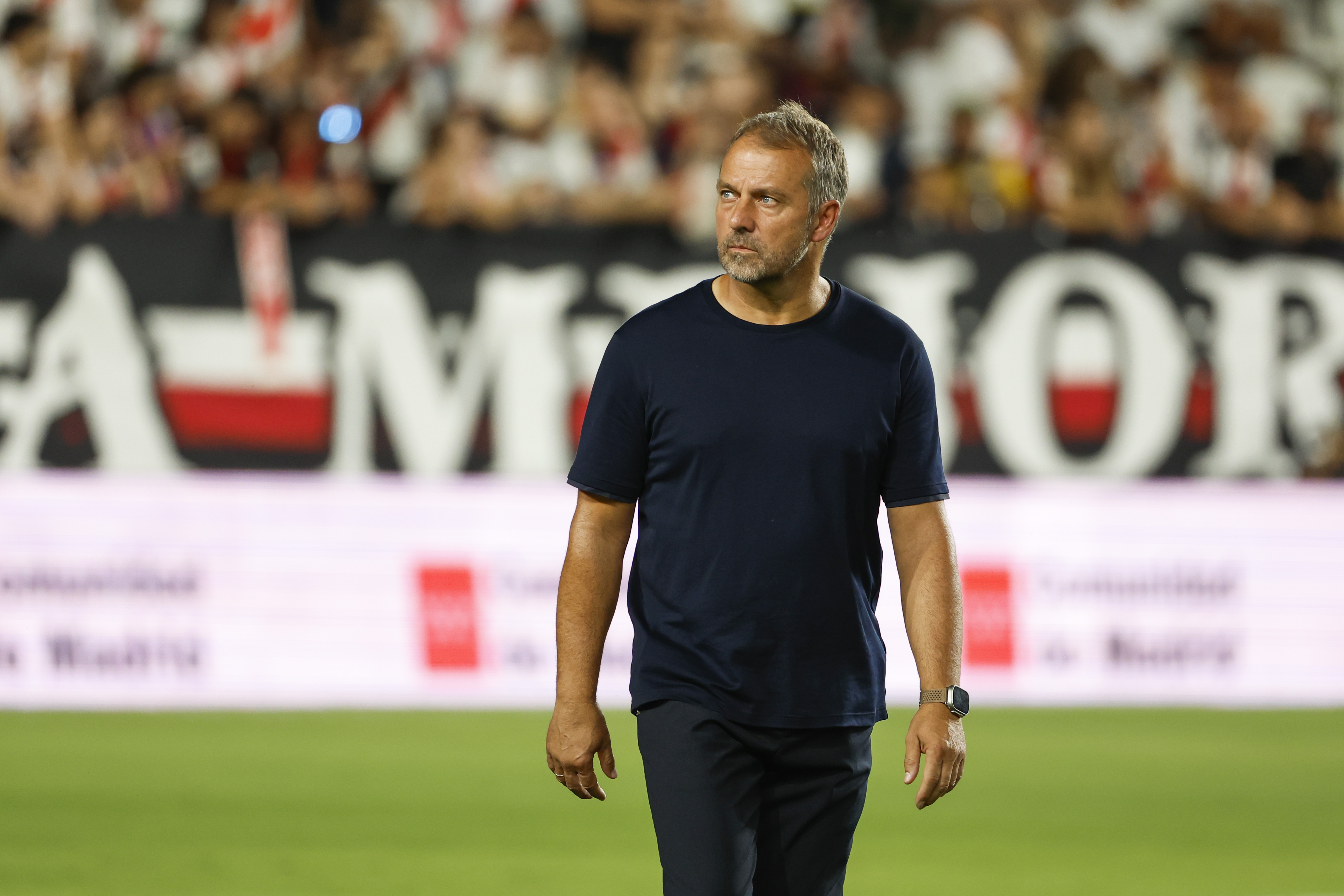 Hansi Flick durante el partido de LaLiga EA Sports entre Rayo Vallecano y Barcelona.