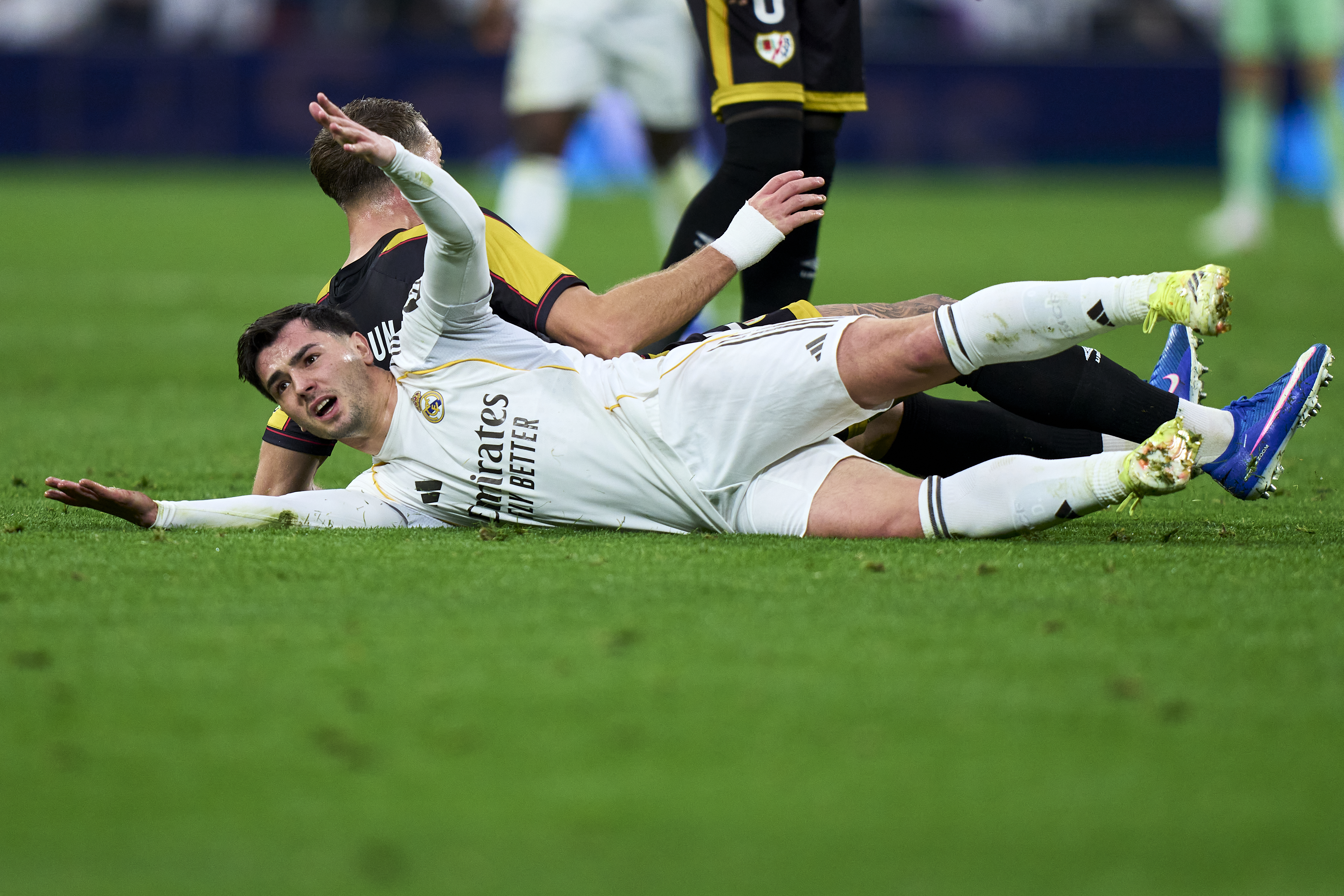 Brahim Díaz en el suelo del estadio Bernabéu.