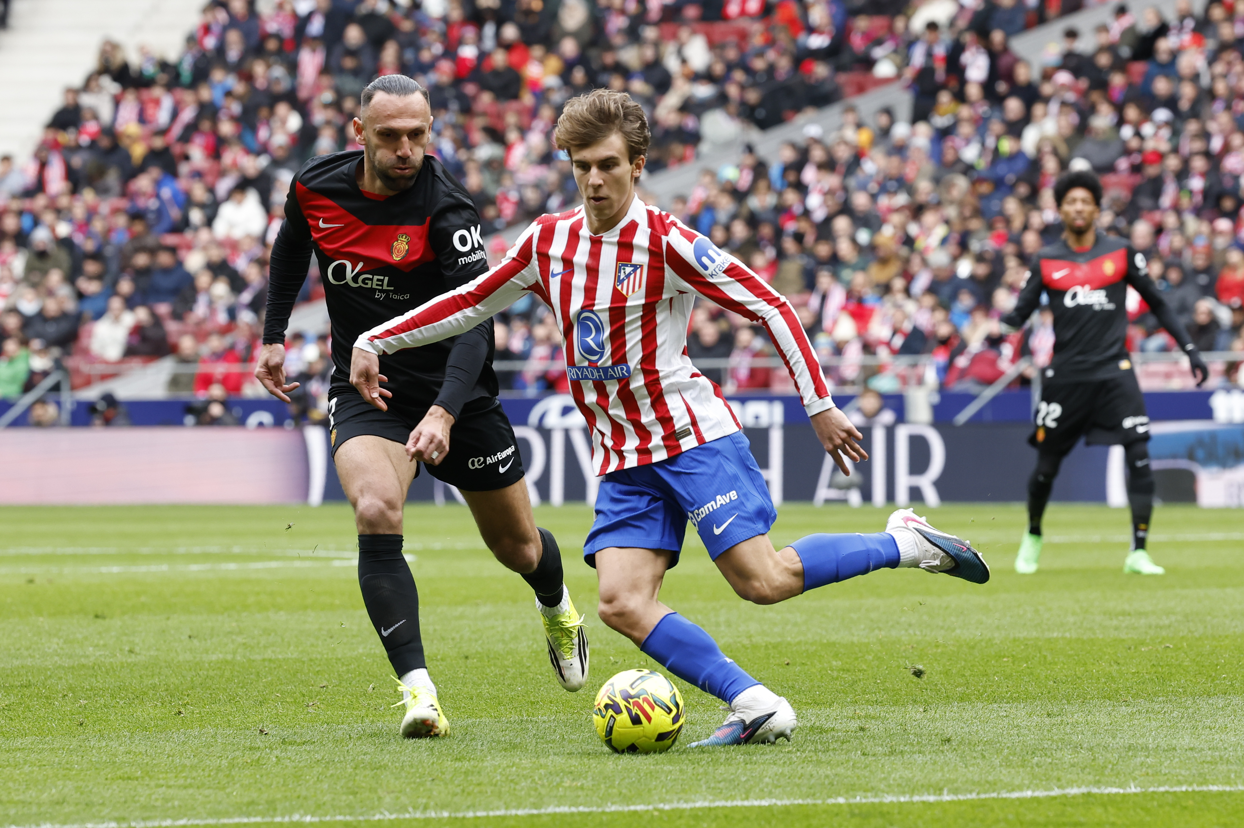 MADRID, 25/01/2026.- El centrocampista del Atlético de Madrid Pablo Barrios (d) controla el balón ante Vedat Muriqi, del Mallorca, durante el partido de Liga que disputan el Atlético de Madrid y el Real Mallorca en el estadio Riyahd Metropolitano. EFE/Chema Moya