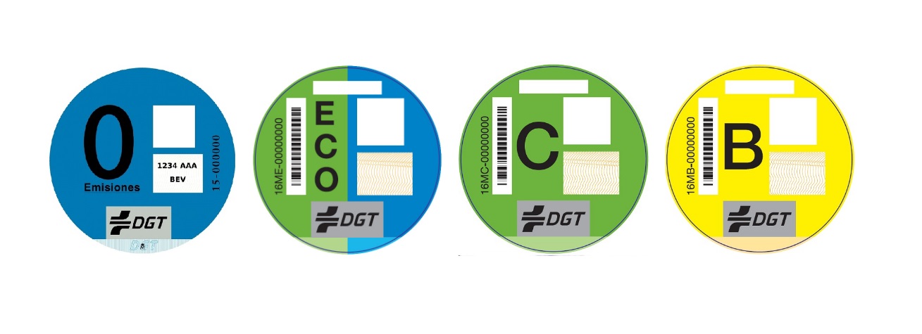 Cuidado con dónde compras la etiqueta medioambiental de tu coche: la DGT  sólo recomienda éstas