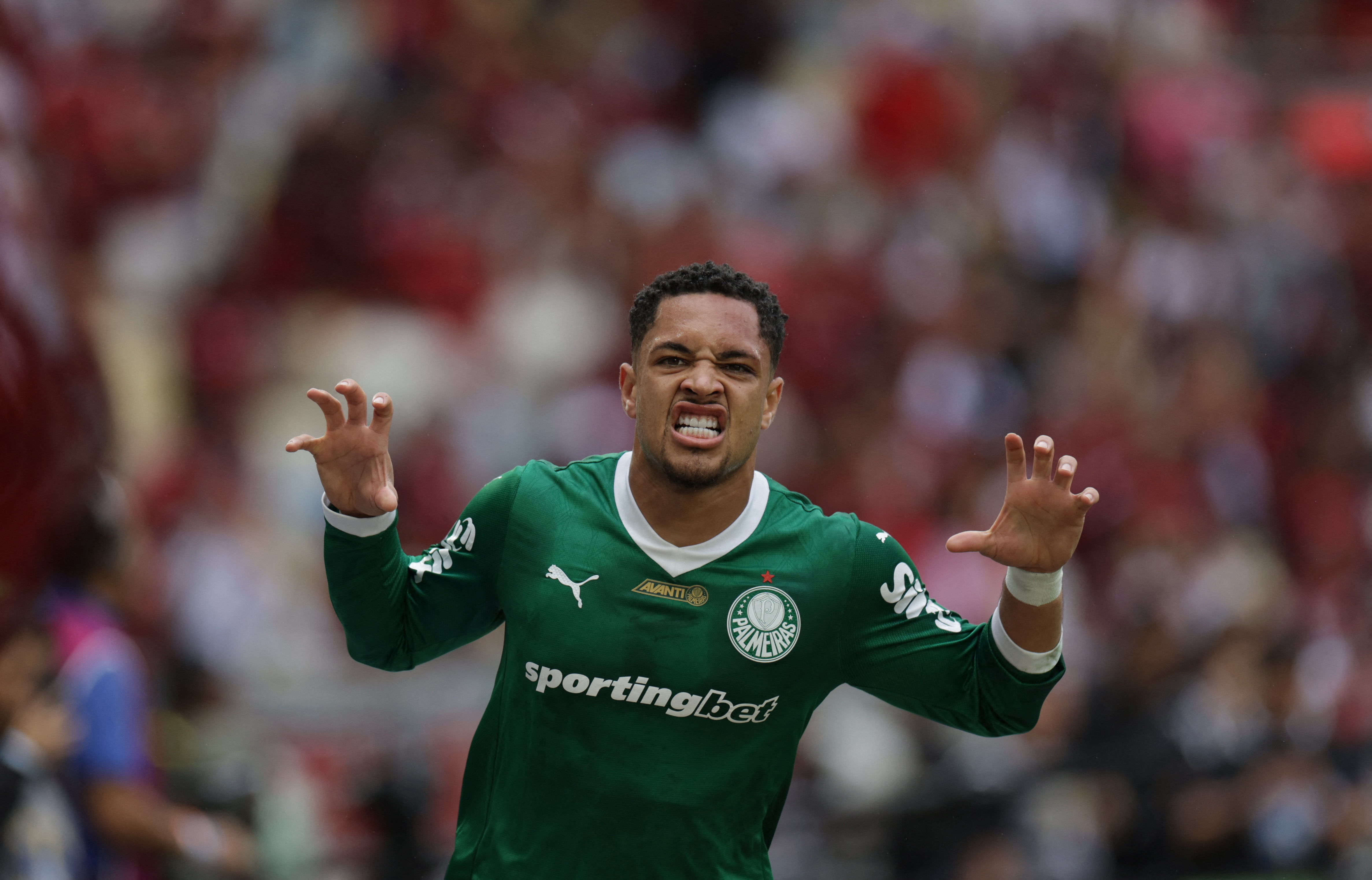 Soccer Football - Brasileiro Championship - Flamengo v Palmeiras - Estadio Maracana, Rio de Janeiro, Brazil - October 19, 2025 Palmeiras' Vitor Roque celebrates scoring their first goal REUTERS/Ricardo Moraes