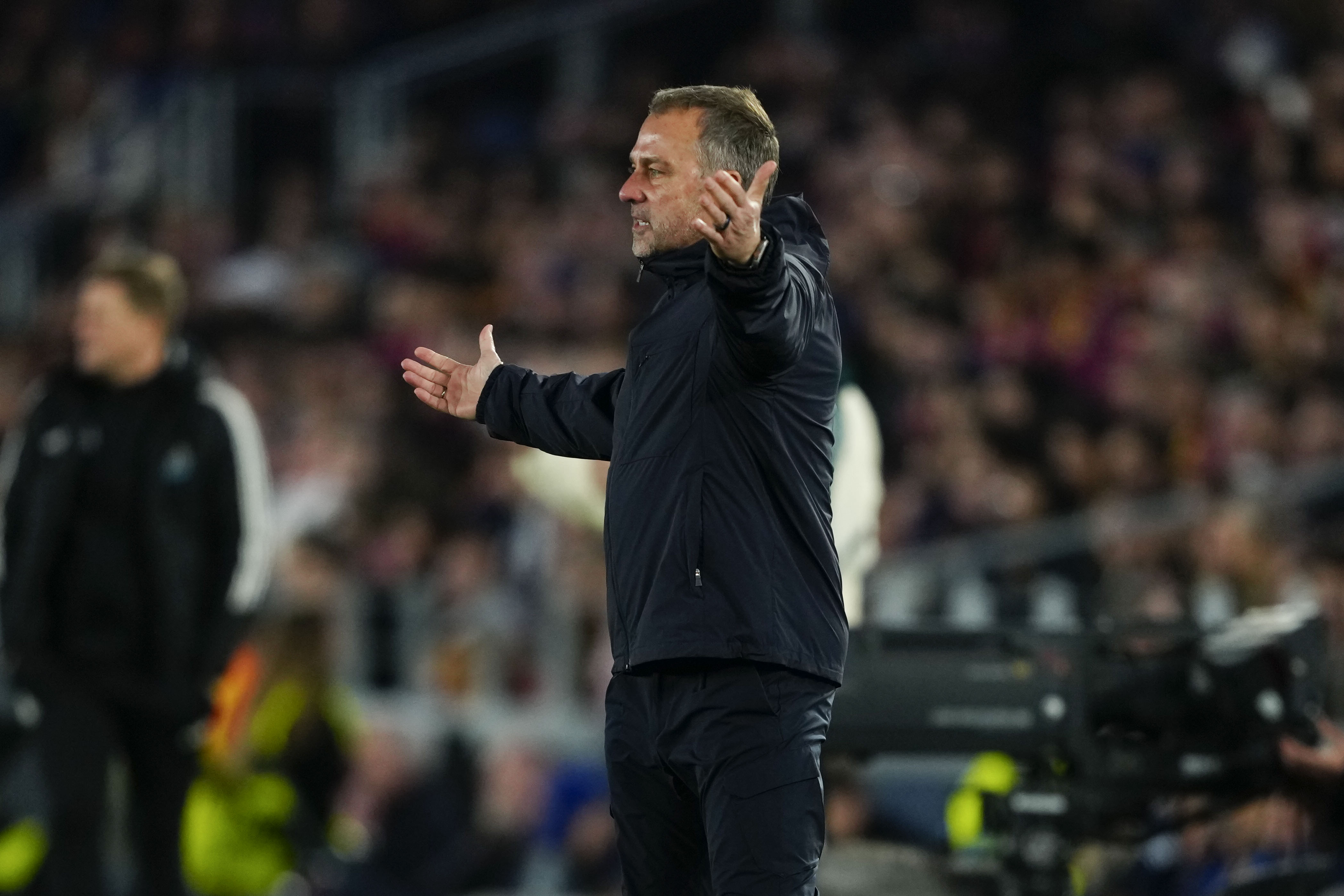 BARCELONA, 18/03/2026.- El entrenador del Barcelona, Hans-Dieter Flick, gesticula durante el partido de vuelta de los octavos de final de la Liga de Campeones disputado entre el Barcelona y el Newcastle, este miércoles en el Camp Nou. EFE/Alejandro García