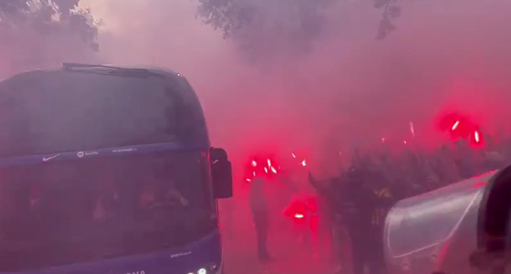 ¡Qué despróposito! Aficionados del Barça apedrean el bus del Barça