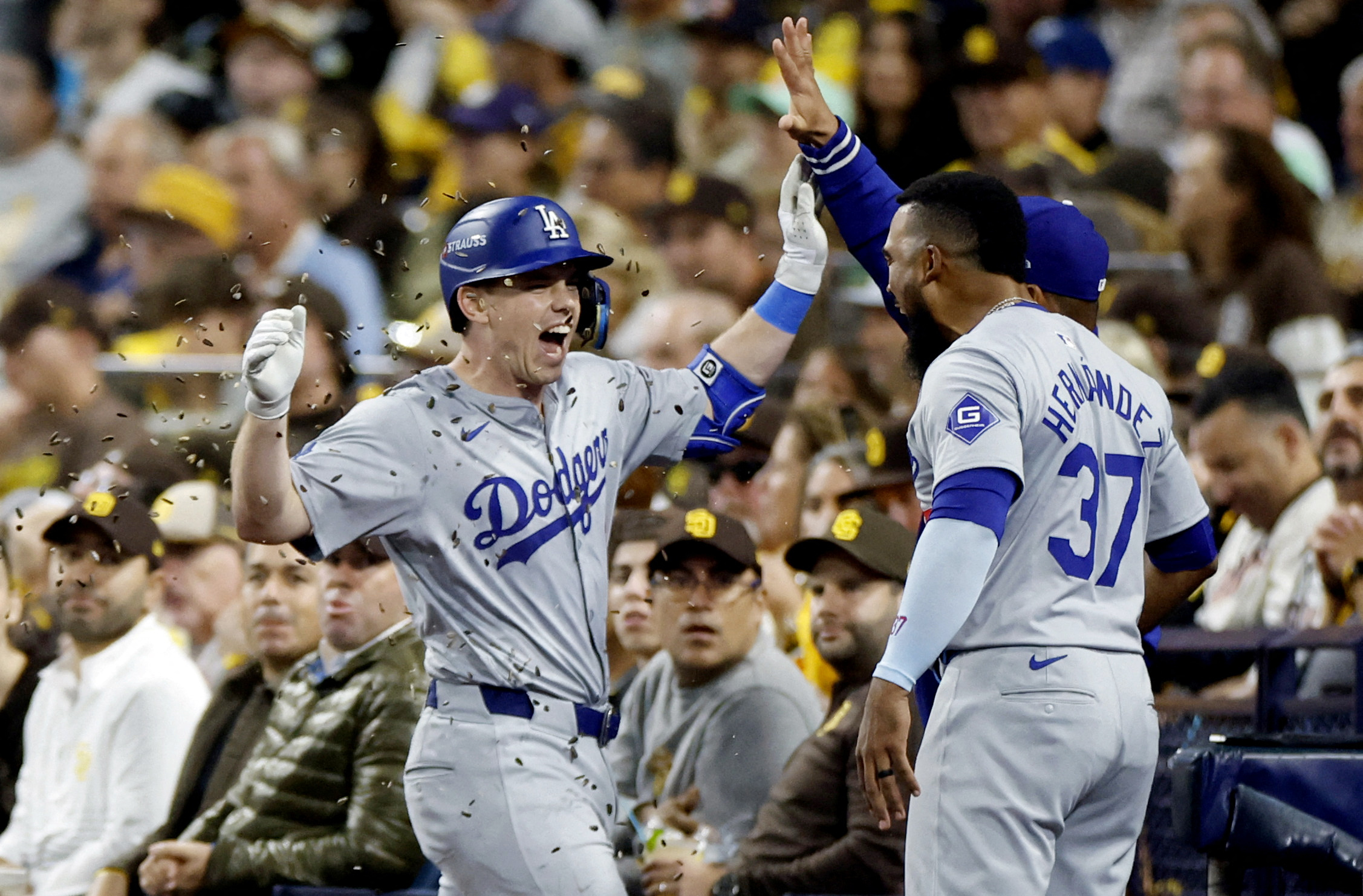 Will Smith (16), cátcher de los Dodgers, celebra luego de conectar un home run contra los San Diego Padres.