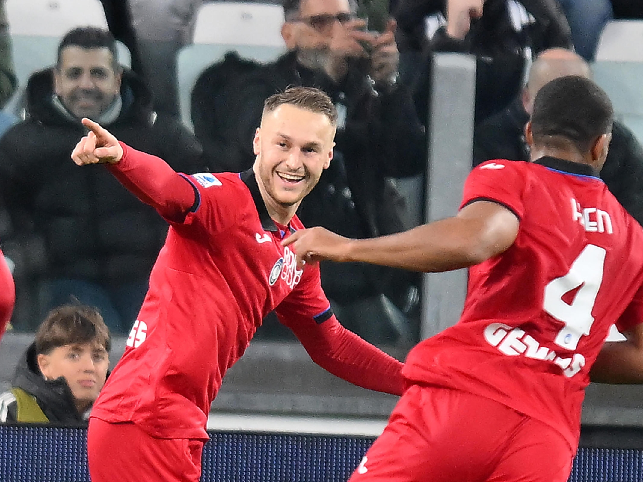 Turin (Italy), 10/03/2024.- Atalanta's Teun Koopmeiners jubilates after scoring the opening goal during the Italian Serie A soccer match Juventus FC vs Atalanta Bergamasca Calcio at the Allianz Stadium in Turin, Italy, 10 March 2024. (Italia) EFE/EPA/ALESSANDRO DI MARCO
