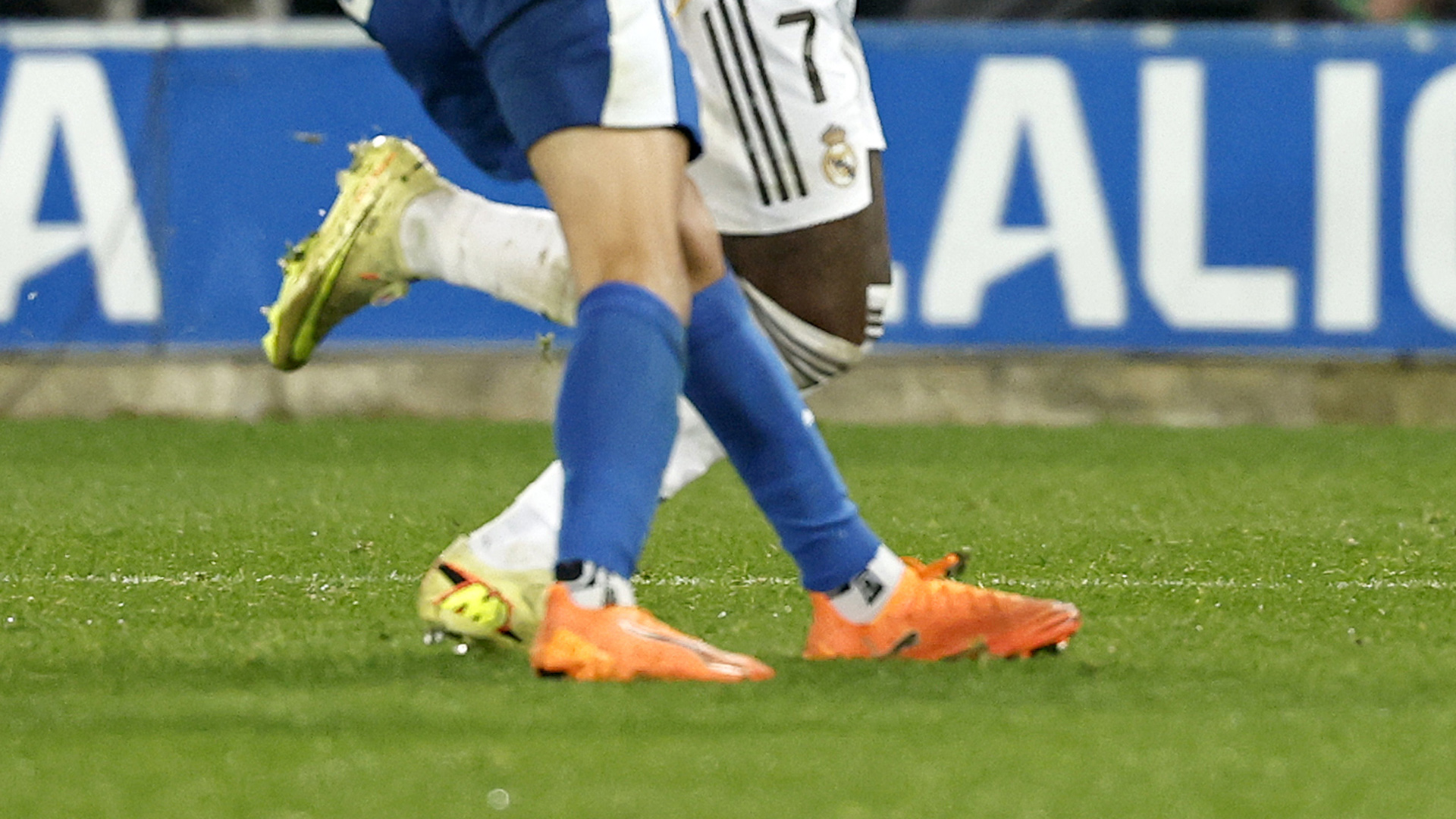 El jugador brasileño del Real Madrid cayó dentro del área tras notar un contacto del defensor del Alavés, Tenaglia. El VAR dictaminó que no hay nada punible en esa acción de Vinicius.