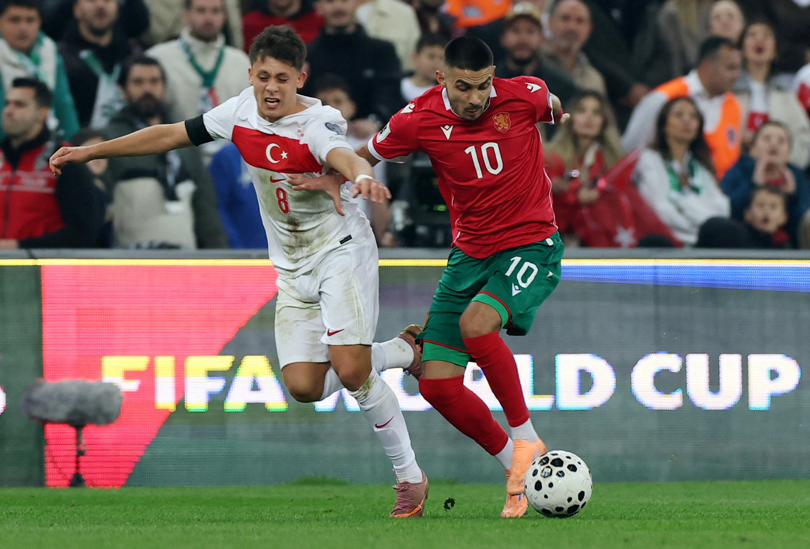 Soccer Football - FIFA World Cup - UEFA Qualifiers - Group E - Turkey v Bulgaria - Bursa Ataturk Stadium, Bursa, Turkey - November 15, 2025 Turkey's Arda Guler in action with Bulgaria's Zdravko Dimitrov REUTERS/Umit Bektas