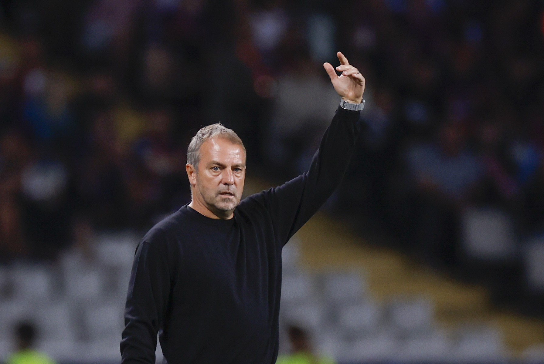 BARCELONA, 01/10/2025.- El entrenador del Barcelona, Hansi Flick, durante el partido de la primera fase de la Liga de Campeones que FC Barcelona y PSG disputan este miércoles en el estadio olímpico Lluis Companys. EFE/Alberto Estévez

