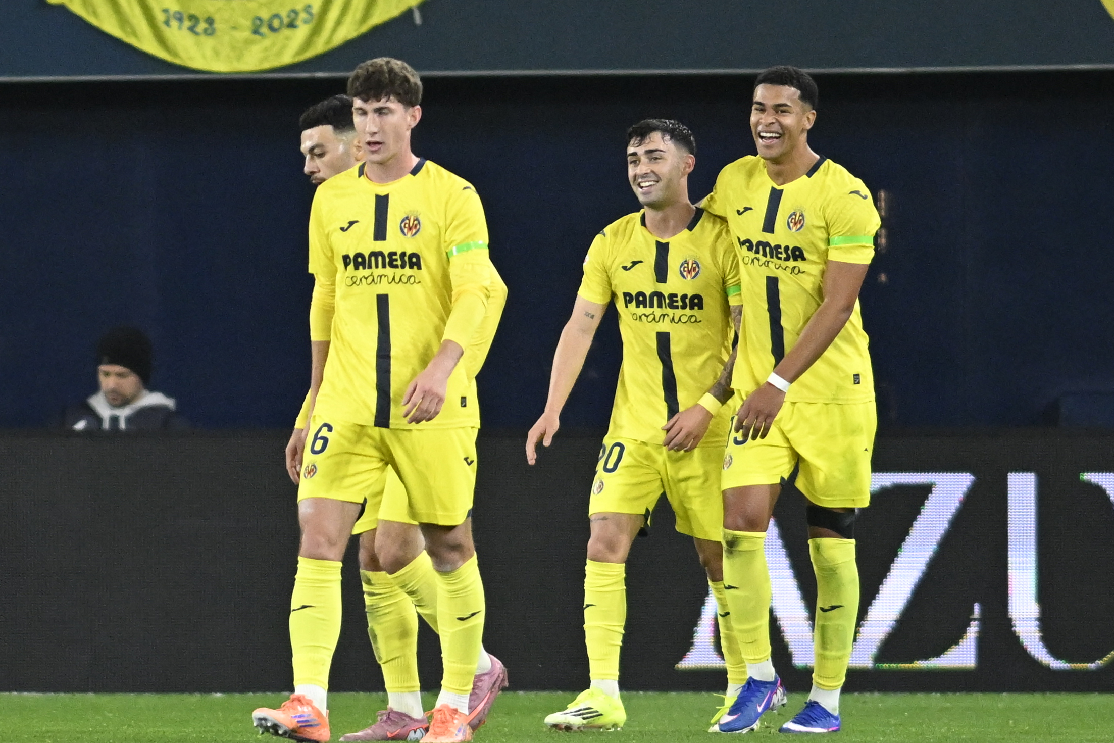 VILLARREAL (CASTELLÓN), 09/02/2026.- El centrocampista del Villarreal Alberto Moleiro (2d) celebra tras anotar un tanto durante el partido de la jornada 23 de LaLiga que Villarreal CF y RCD Espanyol disputan este lunes en el estadio de La Cerámica. EFE/Andreu Esteban