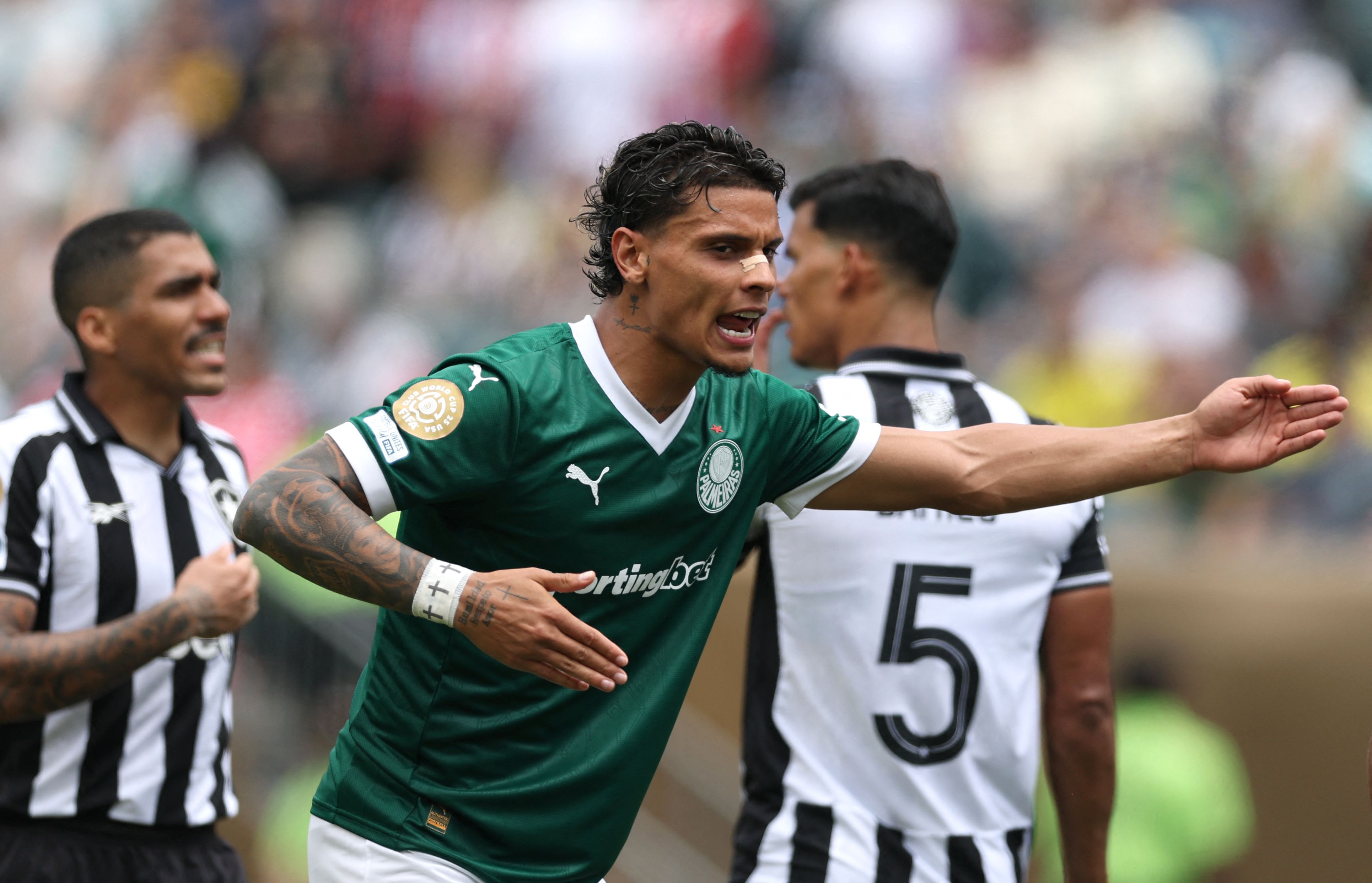 PHILADELPHIA, PENNSYLVANIA - JUNE 28: Richard Rios #8 of Palmeiras reacts during the FIFA Club World Cup 2025 round of 16 match between SE Palmeiras and Botafogo FR at Lincoln Financial Field on June 28, 2025 in Philadelphia, Pennsylvania.   Francois Nel/Getty Images/AFP (Photo by Francois Nel / GETTY IMAGES NORTH AMERICA / Getty Images via AFP)
