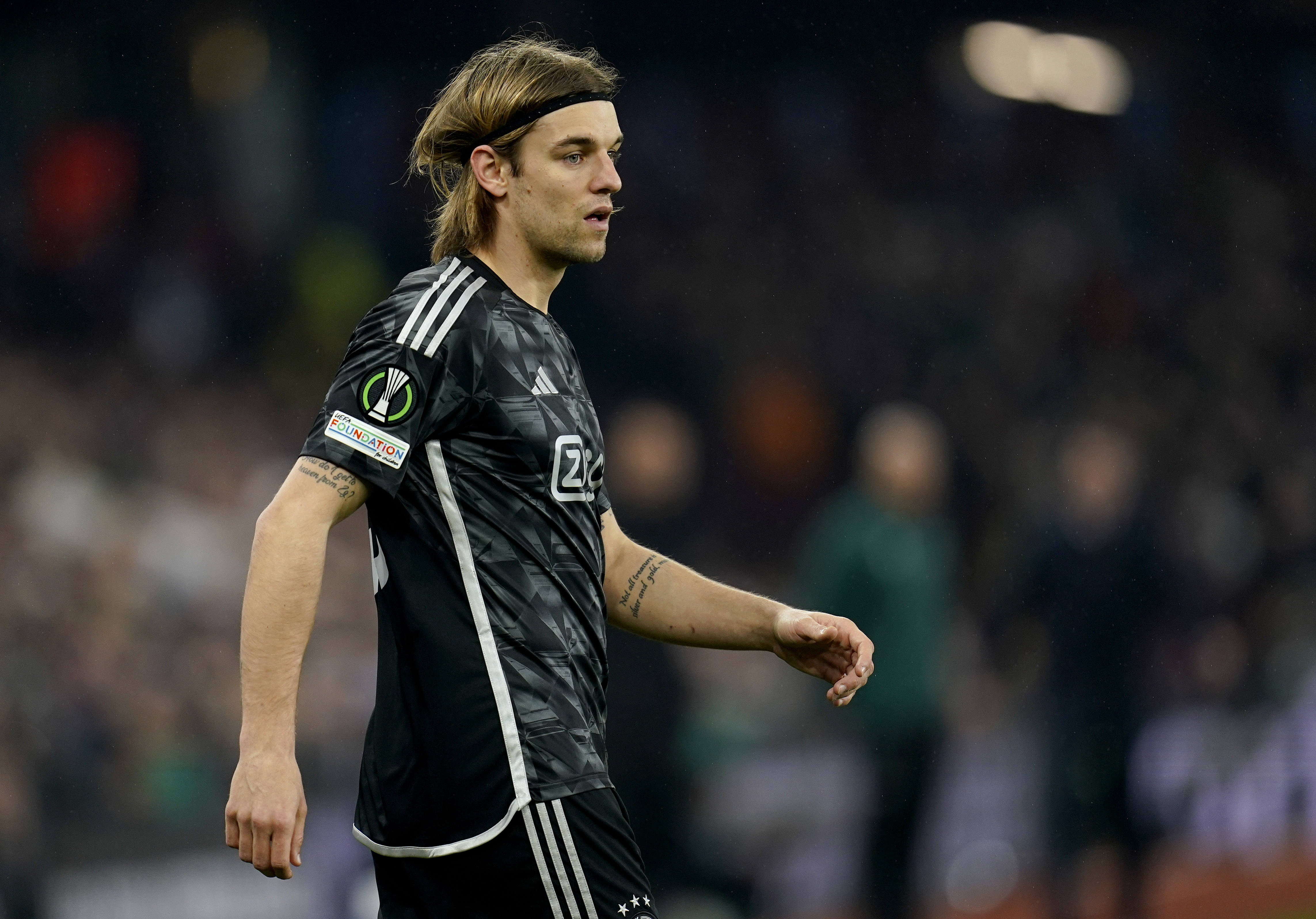 Birmingham (United Kingdom), 14/03/2024.- Borna Sosa of Ajax looks on during the UEFA Europa Conference League Round of 16, second leg soccer match Aston Villa vs Ajax Amsterdam, in Birmingham, Britain, 14 March 2024. (Reino Unido) EFE/EPA/TIM KEETON
