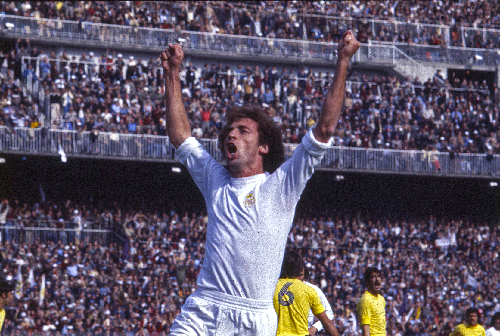 El de Buenos Aires, que jugó durante dos temporadas en el Real Madrid (1977-79), llegó procedente de Las Palmas gracias al empeño de Luis Molowny, quien veía a Wolff como un defensa versátil que podía rendir tanto de lateral derecho como de líbero. Fichó por el Real Madrid tras la primera temporada de la historia en la que el club blanco no se clasificó a competiciones europeas y acabó ganando dos Ligas, formando un gran centro del campo junto a Del Bosque y Stielike.