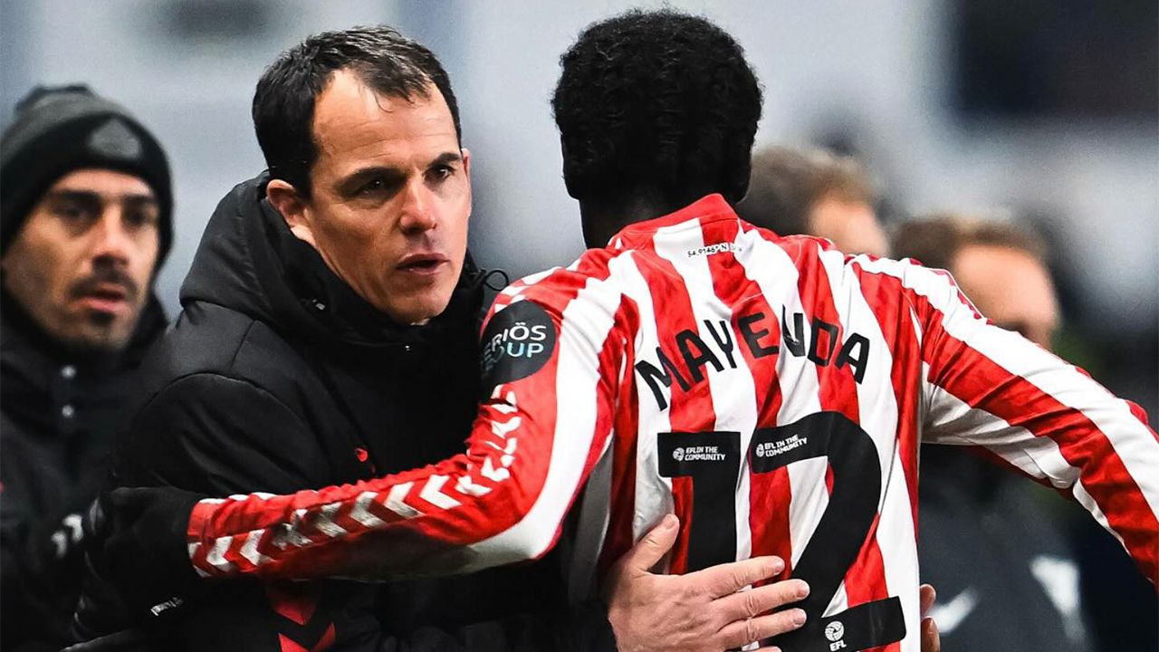 Eliezer Mayenda abraza a Régis Le Bris, entrenador del Sunderland.