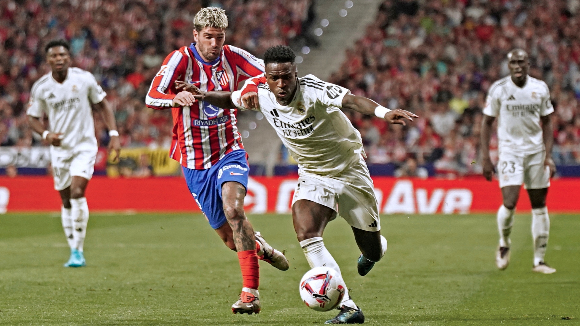 De Paul y Vinicius, en una jugada del derbi de la primera vuelta.