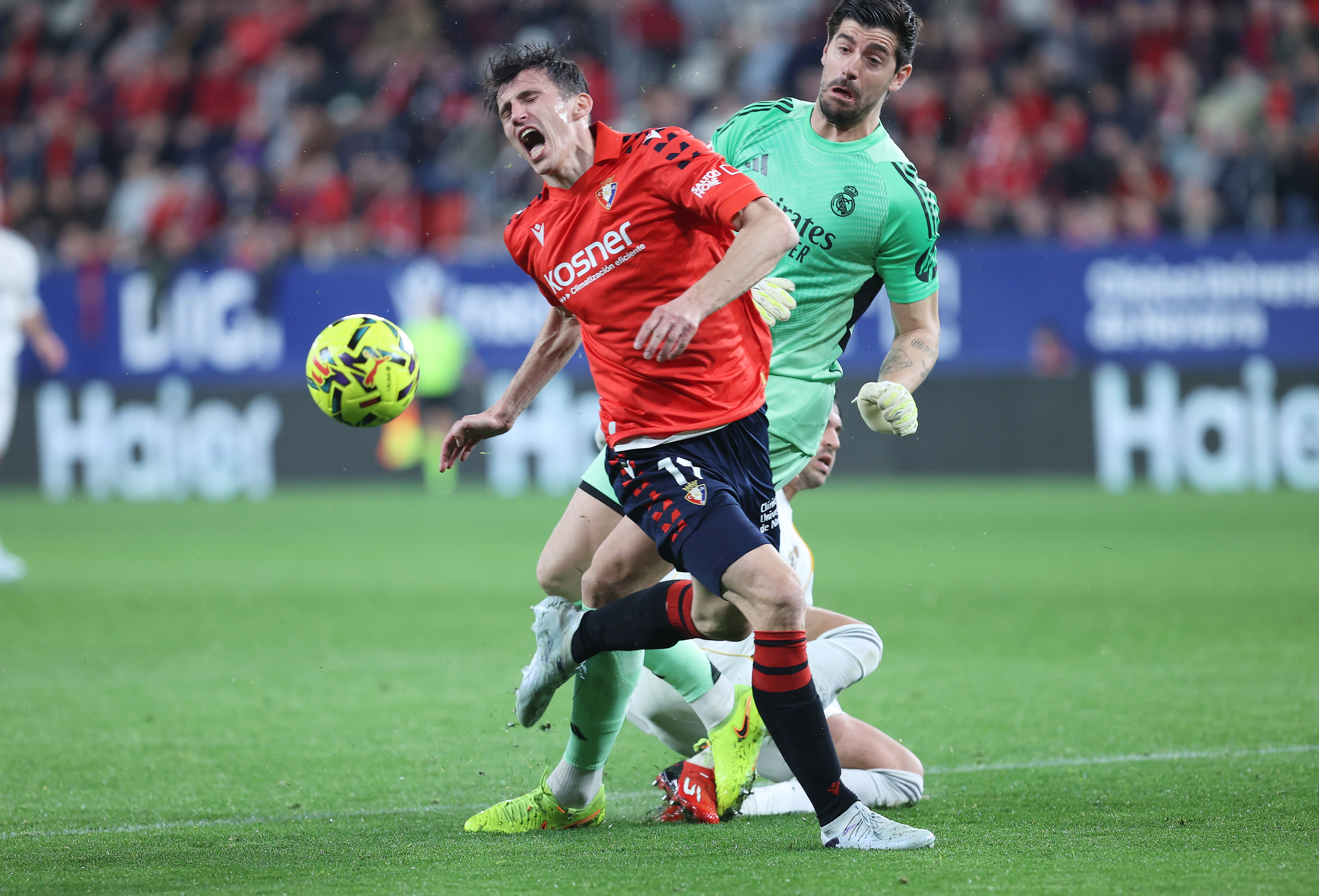 El primer gol ha llegado por medio de un penalti que, en principio, Quintero González no vio. De hecho, amonestó a Budimir por creer que había simulado. Sin embargo, no fue así y fue llamado por el VAR para corregir su error, ya que hubo pisotón de Courtois al croata. El delantero rojillo fue el encargado de firmar el 1-0 desde los once metros.