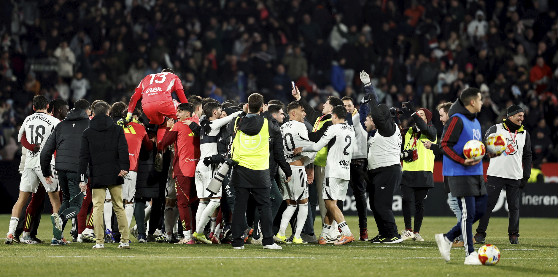 El conjunto del Albacete celebra la clasificación para los cuartos de final tras ganar el Rel Madrid.