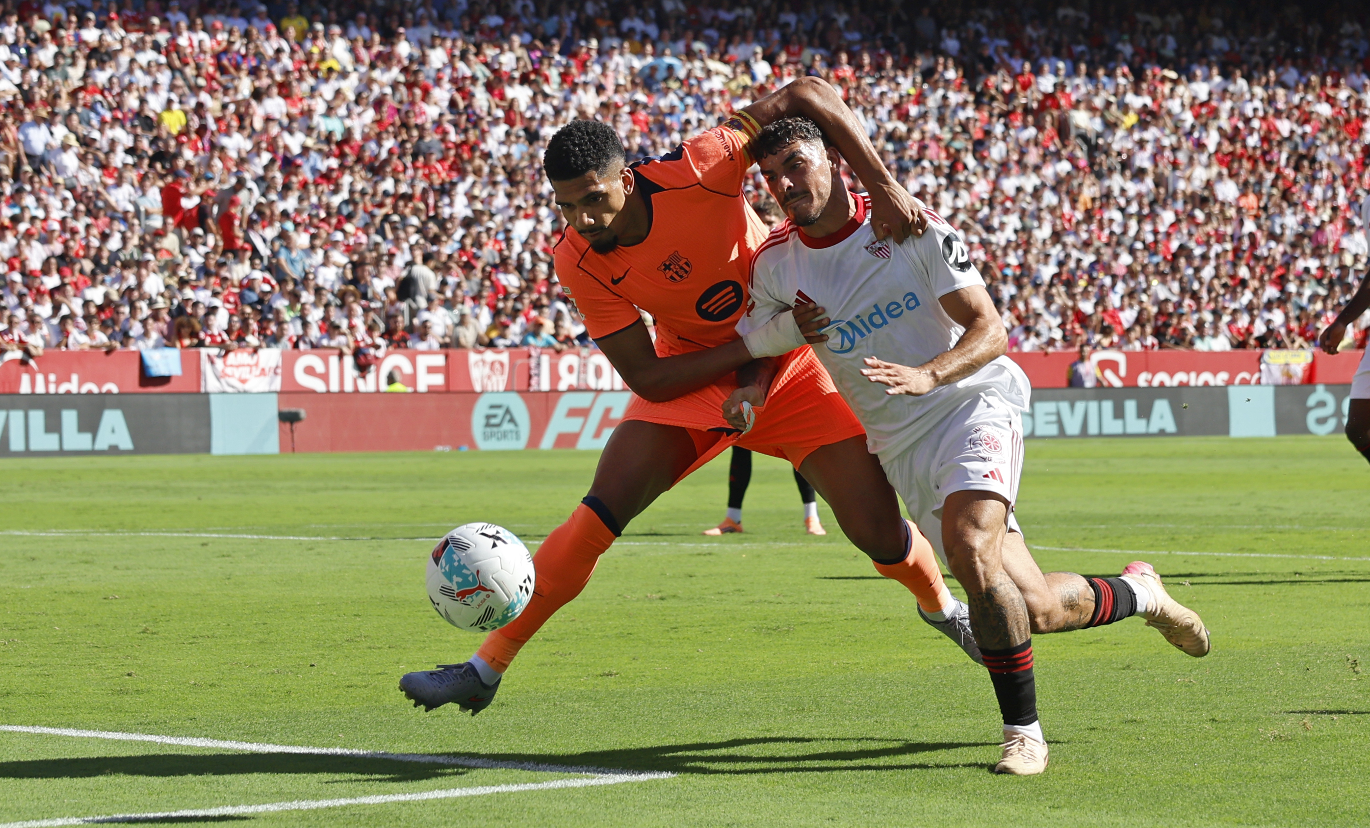 Isaac Romero cae en el área tras una disputa de balón con Araujo en la que el jugador del Sevilla termina por el suelo al trastabillar el defensor azulgrana la pierna de apoyo del ariete. Le llama Carlos del Cerro Grande al colegiado, quien dictamina que hay contacto para señalar pena máxima para los locales.