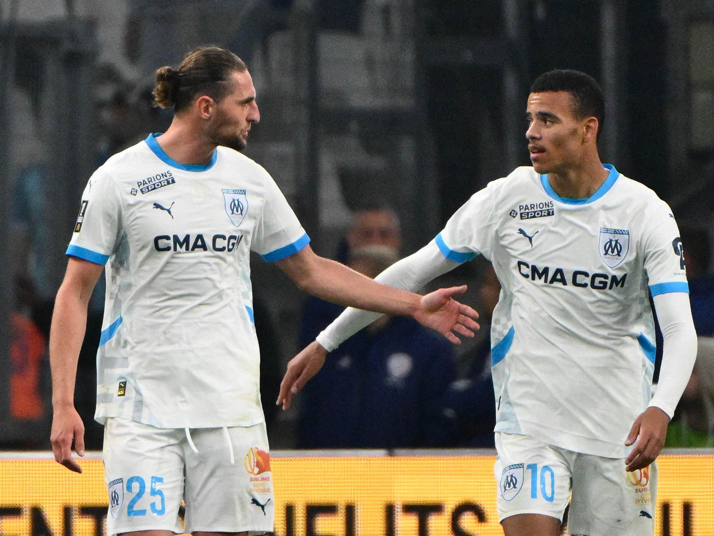 Adrien Rabiot celebra un gol con Mason Greenwood.