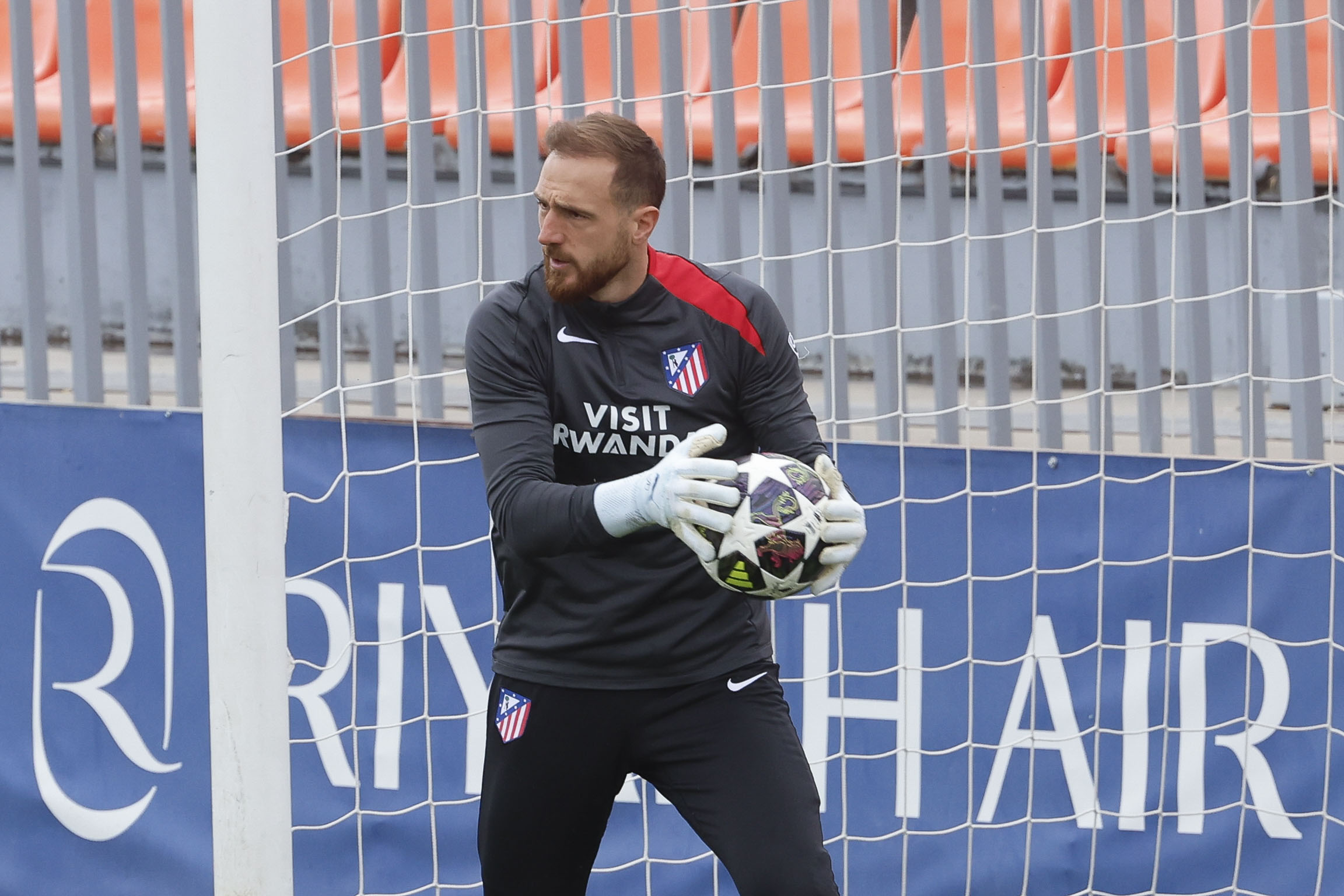 MAJADAHONDA (MADRID), 09/03/2026.- El porero del Atlético de Madrid Jan Oblak, durante el entrenamiento del equipo este lunes en la Ciudad Deportiva de Majadahonda (Madrid) de cara al partido de ida de los octavos de final de la Liga de Campeones que  disputan contra el Tottenham mañana, martes, en el Metropolitano. EFE/ Mariscal
