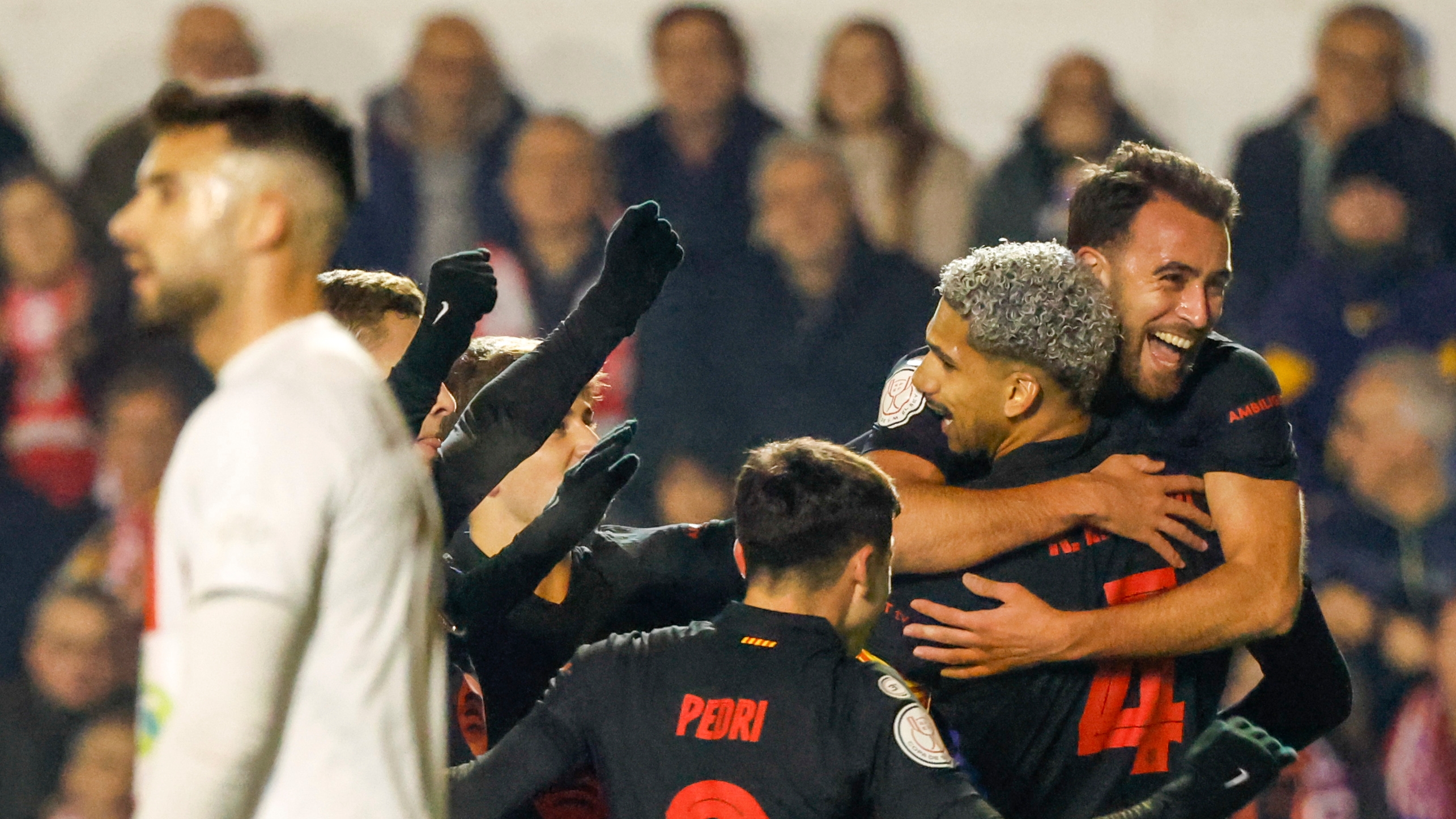 BARBASTRO (HUESCA), 04/01/2025.-El centrocampista del Barcelona Ereic Garca (d), celebra su gol contra el Barbastro, durante el partido de dieciseisavos de la Copa del Rey, este sbado en el Campo Municipal de Deportes de Barbastro.-EFE/ Javier Cebollada
