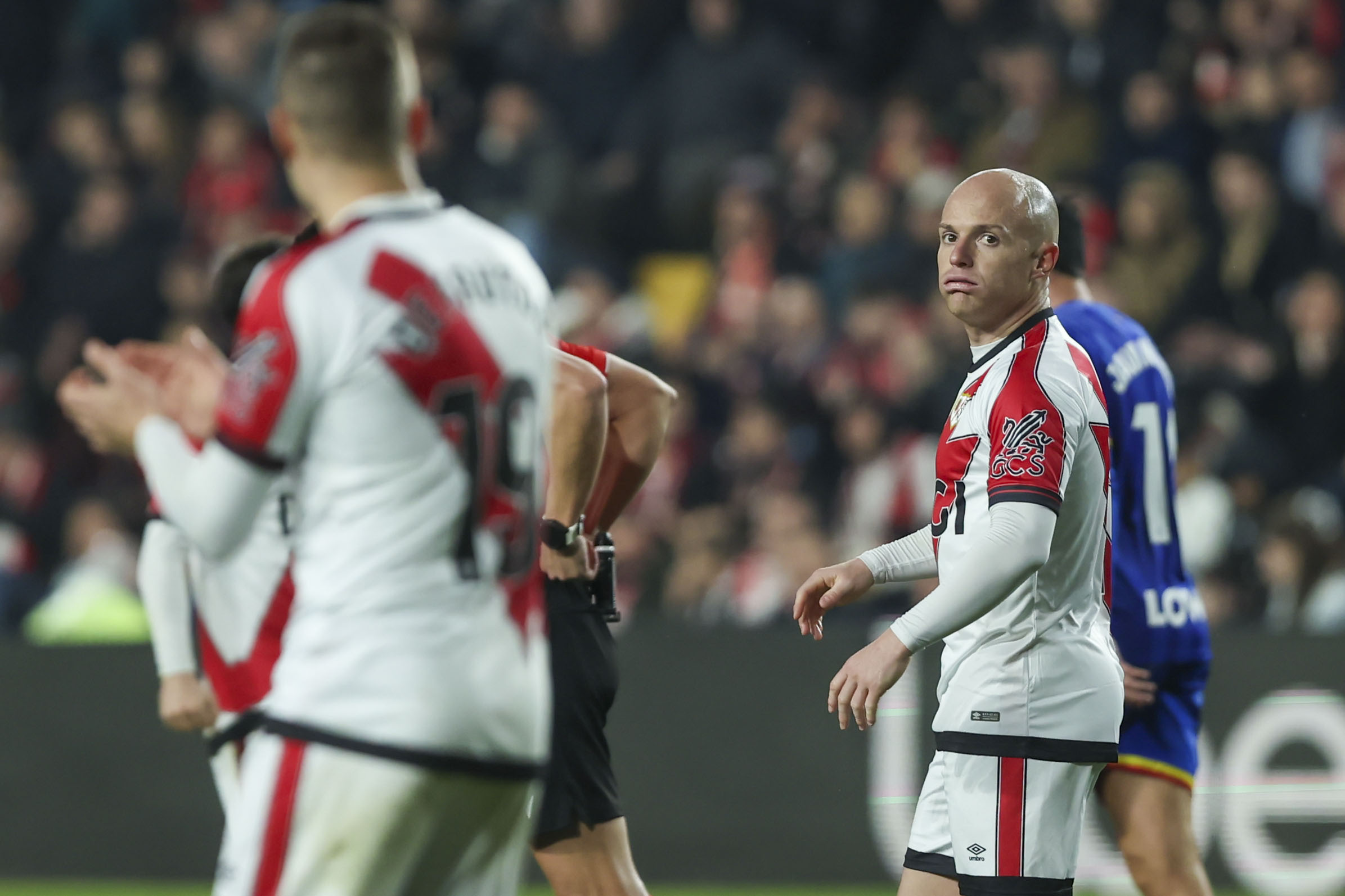 MADRID, 02/01/2026.- El centrocampista del Rayo Vallecano Isi Palazón durante el encuentro de la jornada 18 de LaLiga que Rayo Vallecano y Getafe CF disputan este viernes en el estadio de Vallecas. EFE/Kiko Huesca
