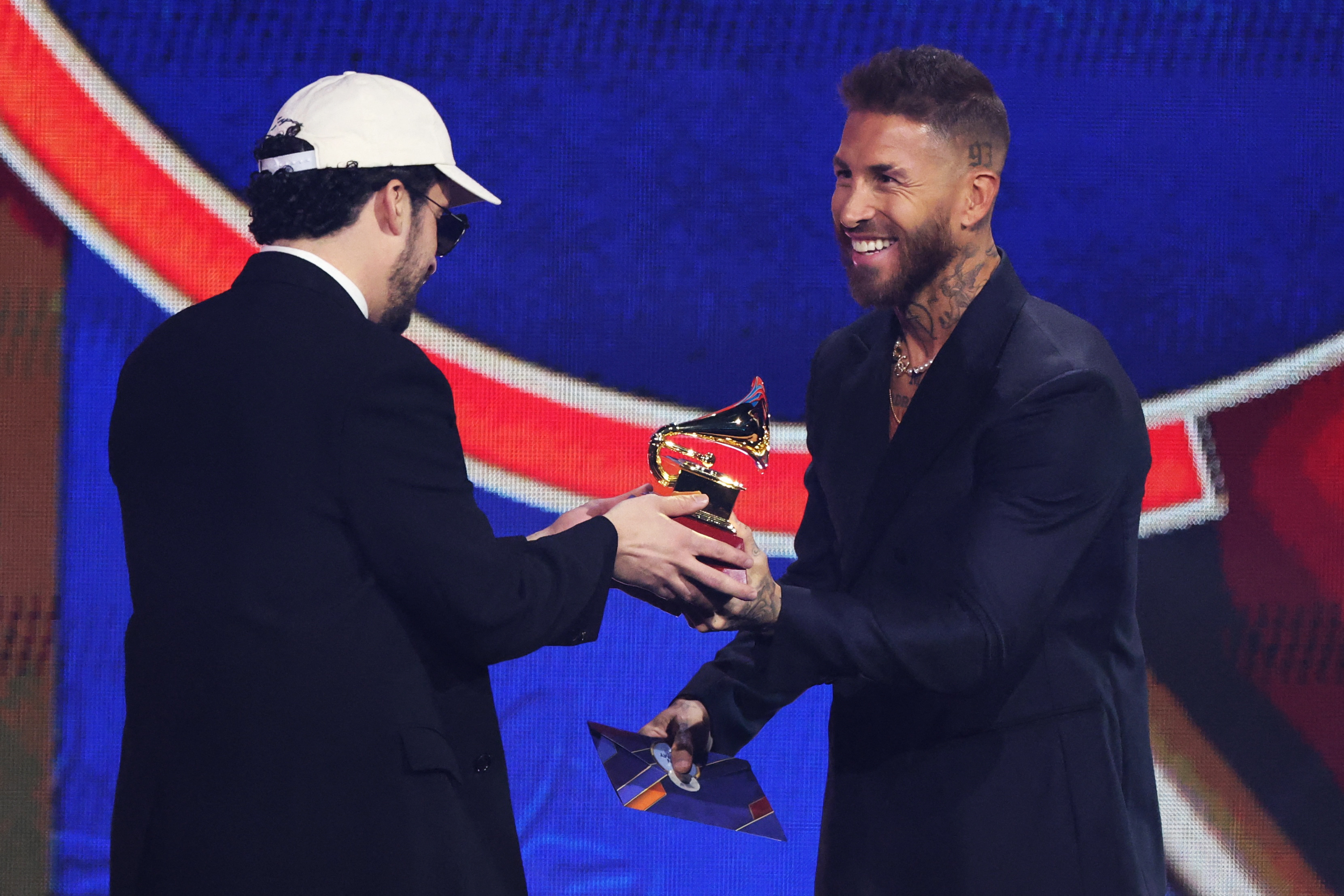 Bad Bunny acepta el premio al Mejor Álbum de Música Urbana por Debí Tirar Más Fotos, entregado por el presentador Sergio Ramos en la 26.ª edición de los Latin Grammy, en Las Vegas, Nevada, EE. UU., el 13 de noviembre de 2025.