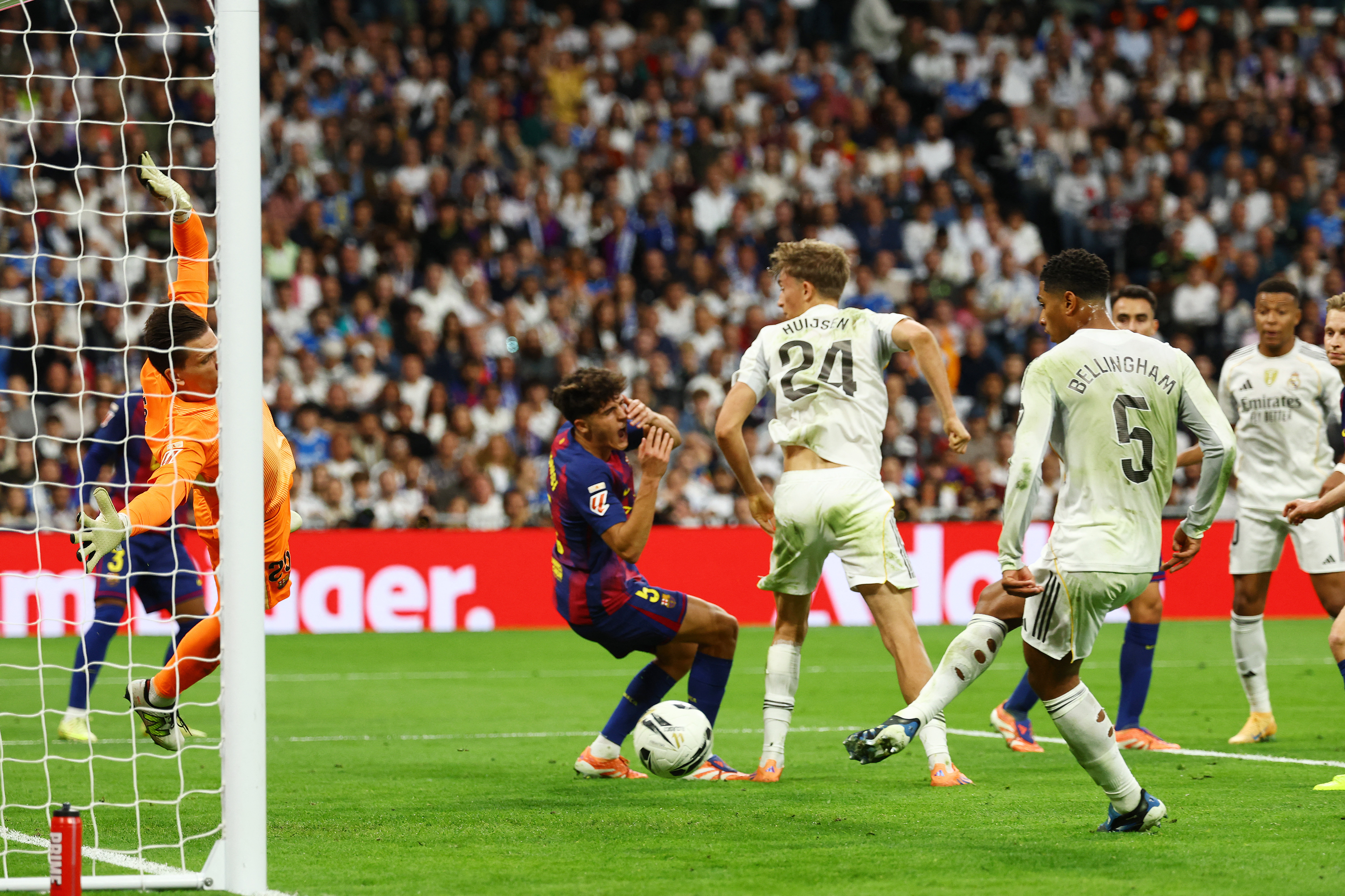 Soccer Football - LaLiga - Real Madrid v FC Barcelona - Santiago Bernabeu, Madrid, Spain - October 26, 2025 Real Madrid's Jude Bellingham scores their second goal REUTERS/Susana Vera