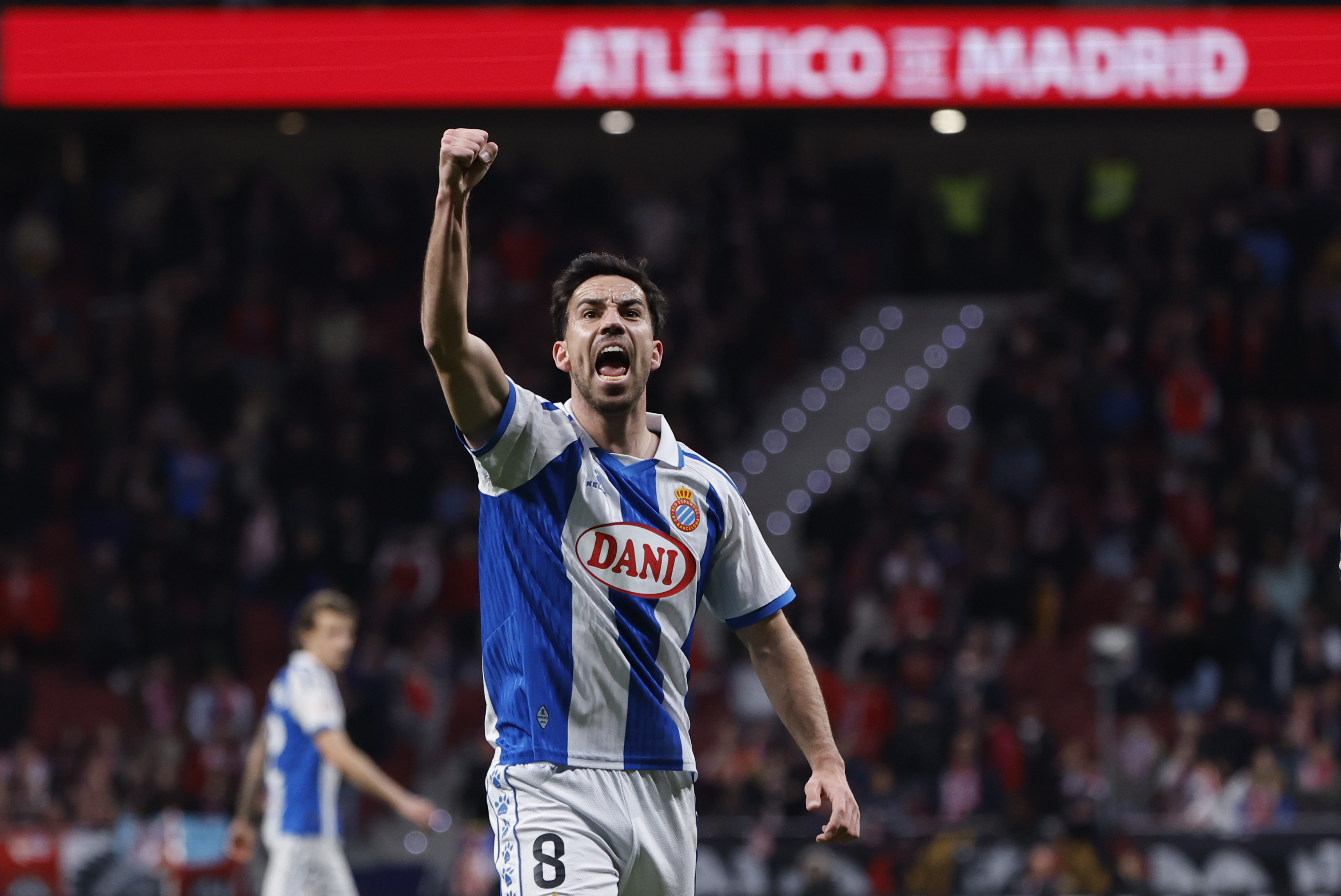 MADRID, 21/02/2026.- El centrocampista del Espanyol Edu Expósito celebra su gol durante el partido de la jornada 25 de LaLiga que Atlético de Madrid y RCD Espanyol disputan este sábado en el Metropolitano. EFE/ Sergio Pérez
