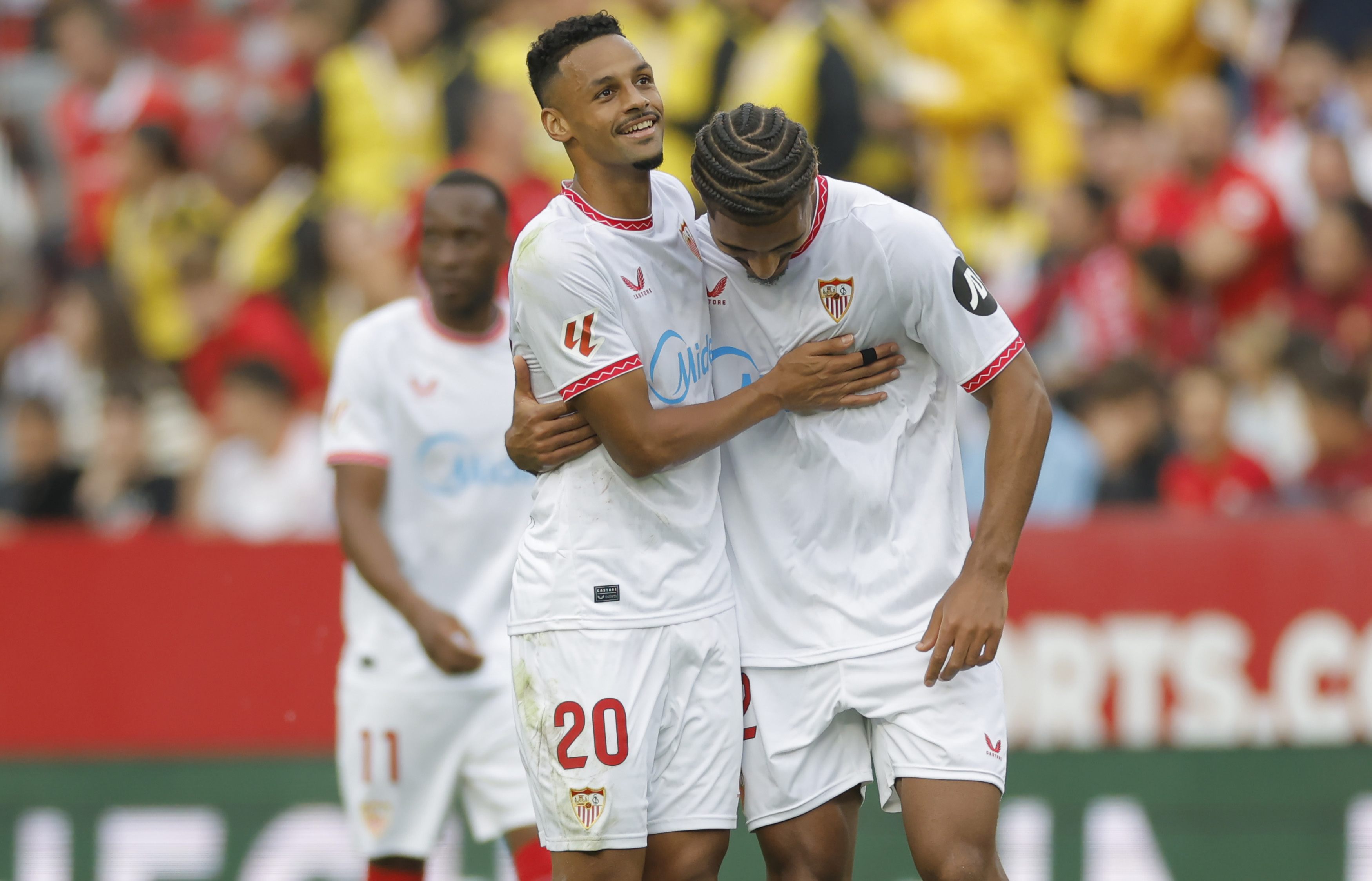 Sow y Badé celebran el gol del primero.