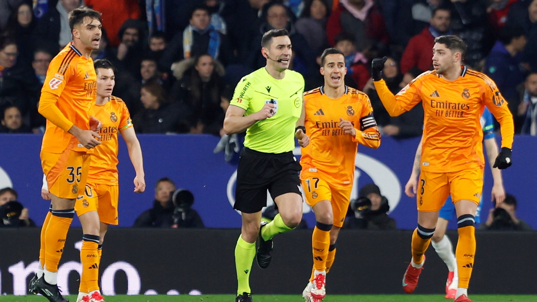 Contraataque del Rea Madrid, Kylian Mbappé avanza con el balón controlado y Carlos Romero entra a destiempo con los tacos por delante en el gemelo del jugador francés. El VAR no avisa a Muñiz Ruiz, que sí muestra la cartulina amarilla al defensa perico.