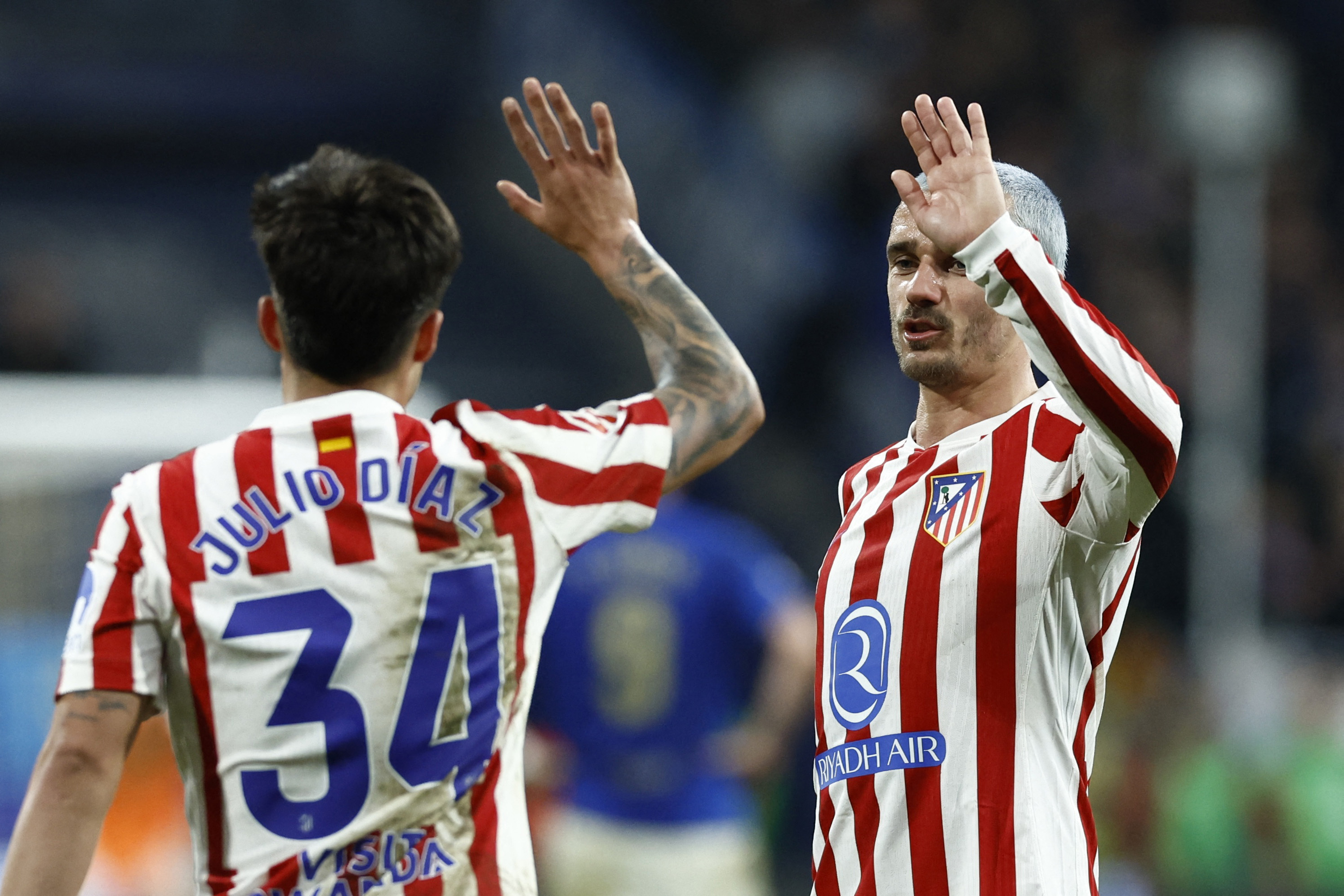 Soccer Football - LaLiga - Real Oviedo v Atletico Madrid - Estadio Carlos Tartiere, Oviedo, Spain - February 28, 2026 Atletico Madrid's Antoine Griezmann celebrates with Julio Diaz after Julian Alvarez scores their first goal REUTERS/Vincent West