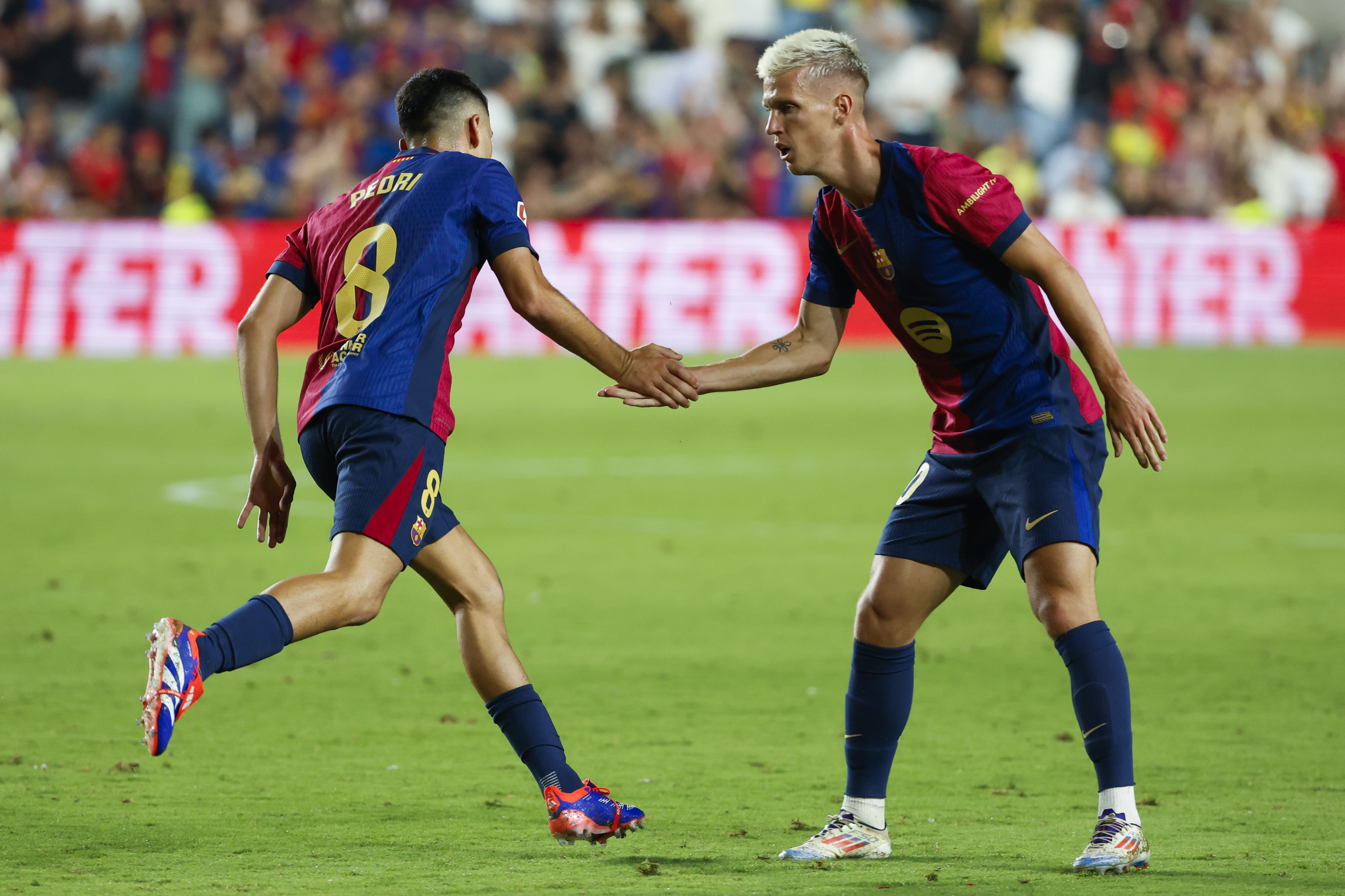 MADRID, 27/08/2024.- El centrocampista del FC Barcelona Pedri (i) celebra su gol con Dani Olmo durante el partido de la tercera jornada de Liga en Primera Divisin que Rayo Vallecano y FC Barcelona disputan este martes en el estadio de Vallecas, en Madrid. EFE/Mariscal
