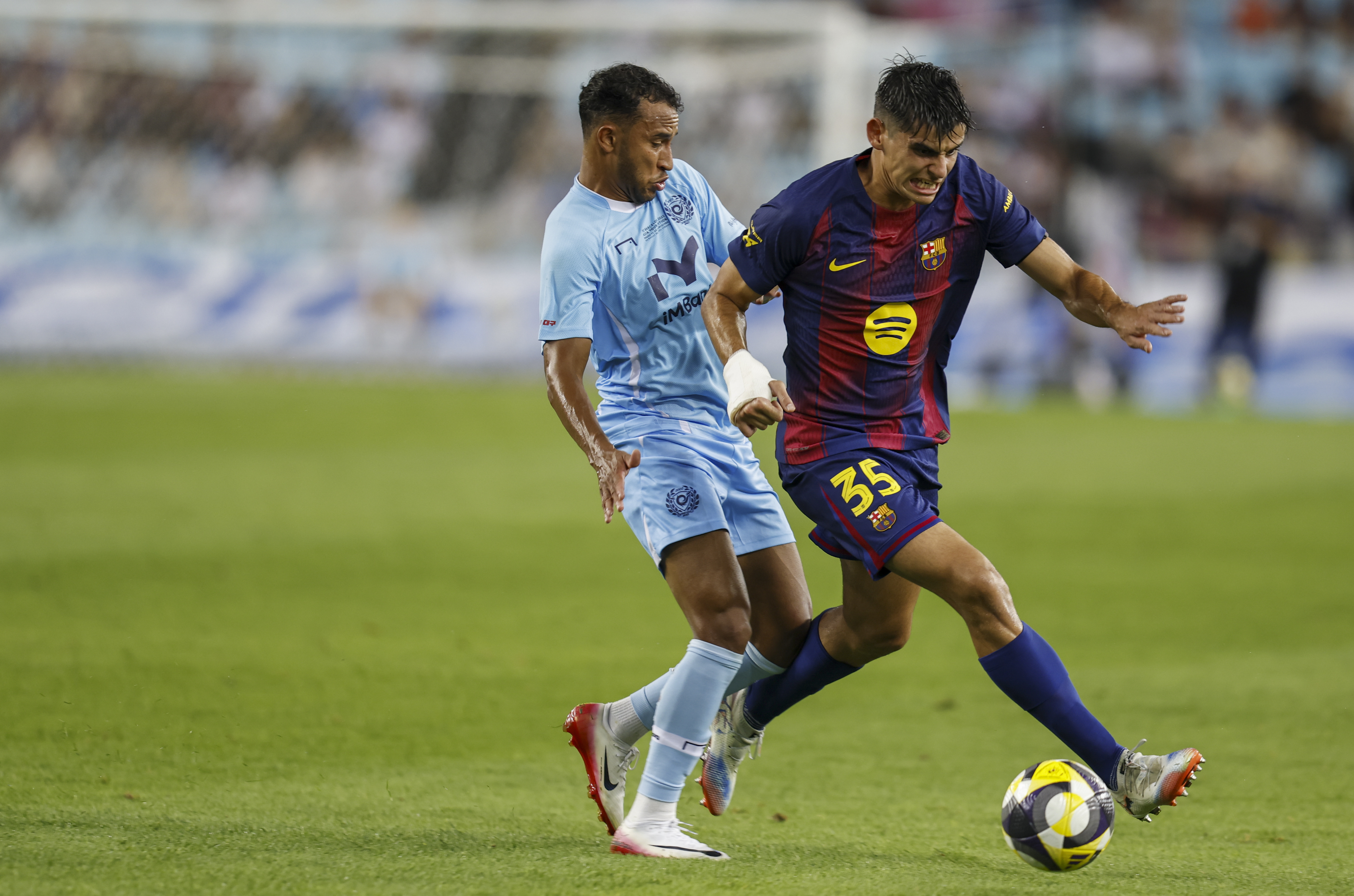 SEÚL, 04/08/2025.- Gerard Martín (d), del Barcelona, controla el balón, durante el tercer partido de la pretemporada del equipo azulgrana ante el Daegu FC este lunes en la capital coreana, Seúl. EFE/ Jeon Heon-kyun
