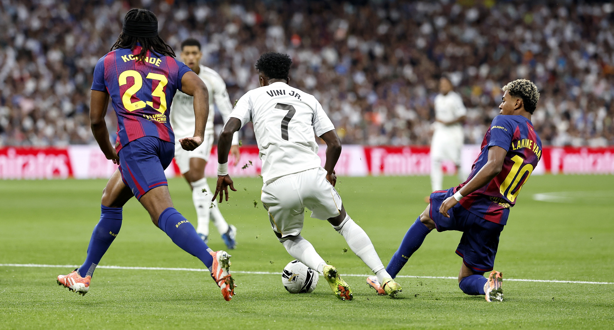 Jugada del penalti pitado de Lamine Yamal a Vinicius y que el árbitro Soto Grado anuló tras revisarlo en el VAR.