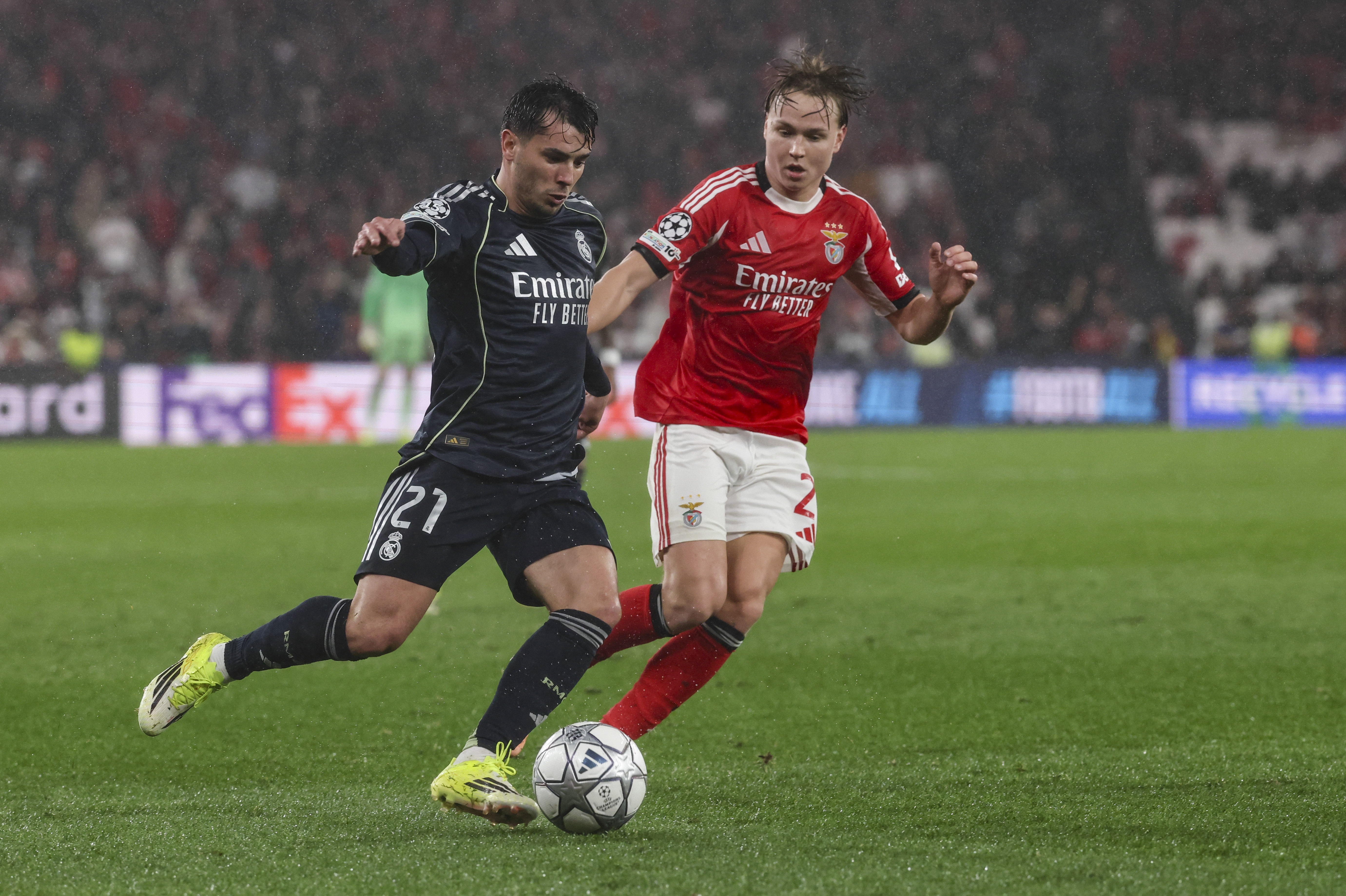 Lisbon (Portugal), 28/01/2026.- Benfica's Andreas Schjelderup (R) in action against Real Madrid's Brahim Diaz (L) during the UEFA Champions League soccer match between SL Benfica and Real Madrid, in Lisbon, Portugal, 28 January 2026. (Liga de Campeones, Lisboa) EFE/EPA/JOSE SENA GOULAO

