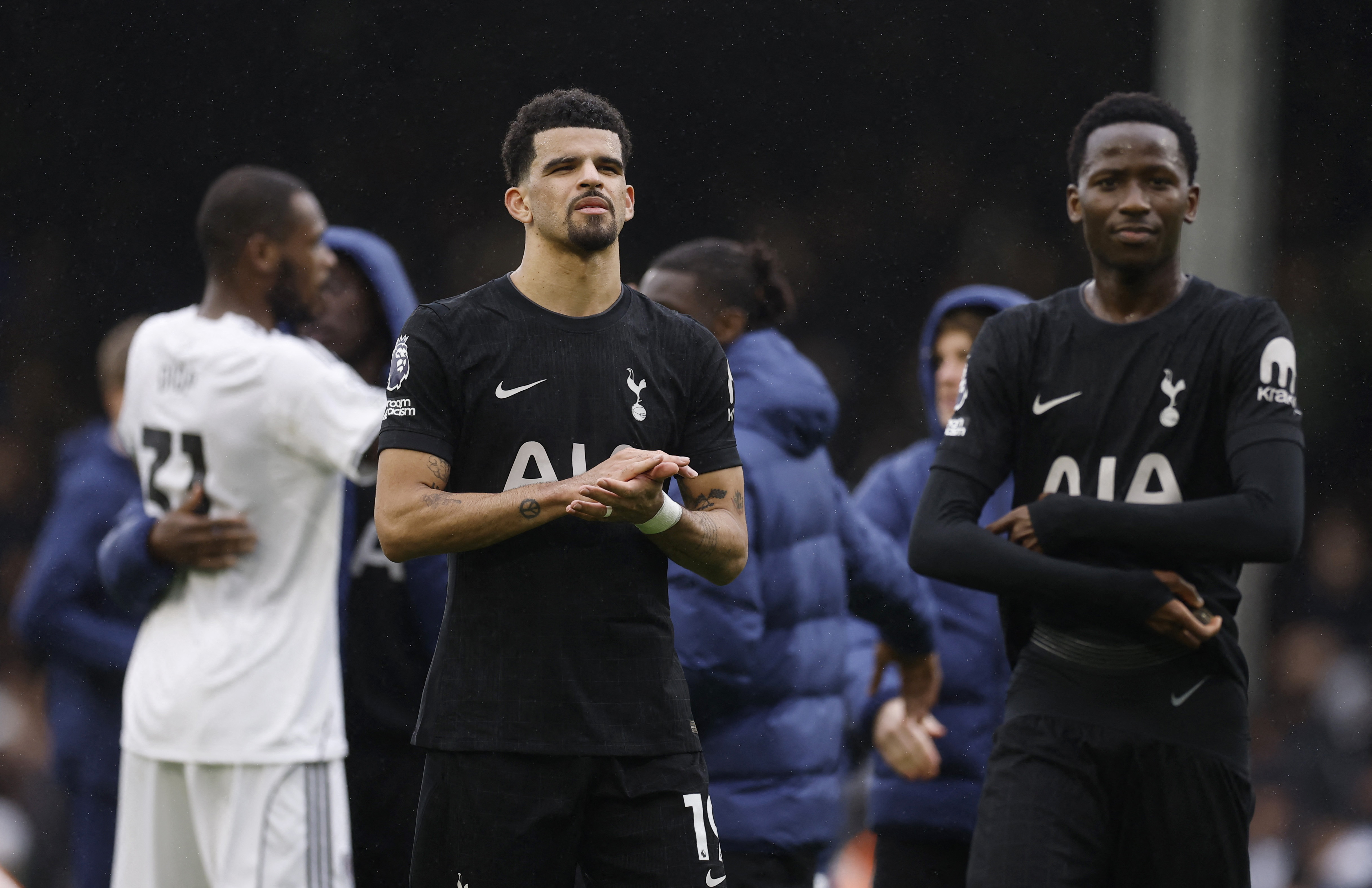 Soccer Football - Premier League - Fulham v Tottenham Hotspur - Craven Cottage, London, Britain - March 1, 2026 Tottenham Hotspur's Dominic Solanke applauds fans after the match alongside Pape Matar Sarr Action Images via Reuters/Andrew Couldridge EDITORIAL USE ONLY. NO USE WITH UNAUTHORIZED AUDIO, VIDEO, DATA, FIXTURE LISTS, CLUB/LEAGUE LOGOS OR 'LIVE' SERVICES. ONLINE IN-MATCH USE LIMITED TO 120 IMAGES, NO VIDEO EMULATION. NO USE IN BETTING, GAMES OR SINGLE CLUB/LEAGUE/PLAYER PUBLICATIONS. PLEASE CONTACT YOUR ACCOUNT REPRESENTATIVE FOR FURTHER DETAILS..