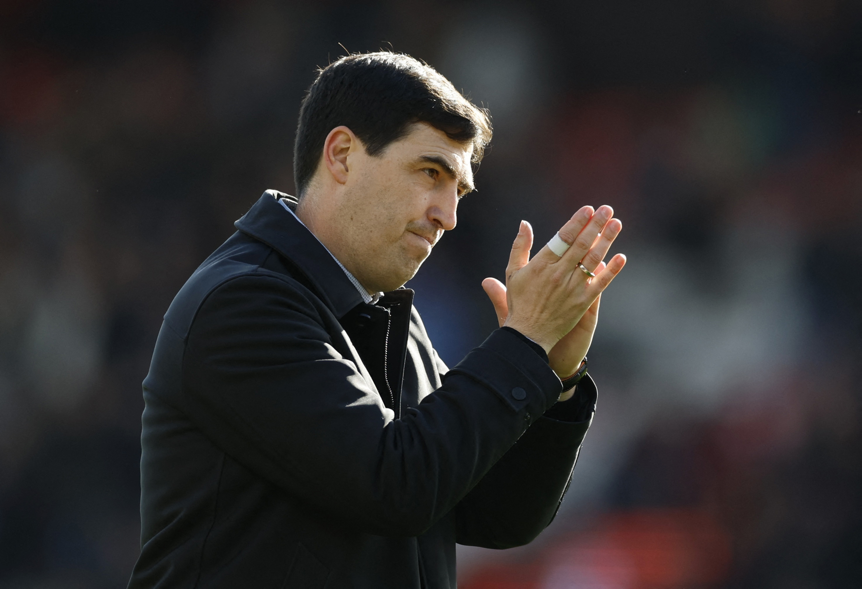 Soccer Football - Premier League - AFC Bournemouth v Sunderland - Vitality Stadium, Bournemouth, Britain - February 28, 2026  AFC Bournemouth manager Andoni Iraola applauds fans after the match Action Images via Reuters/Peter Cziborra EDITORIAL USE ONLY. NO USE WITH UNAUTHORIZED AUDIO, VIDEO, DATA, FIXTURE LISTS, CLUB/LEAGUE LOGOS OR 'LIVE' SERVICES. ONLINE IN-MATCH USE LIMITED TO 120 IMAGES, NO VIDEO EMULATION. NO USE IN BETTING, GAMES OR SINGLE CLUB/LEAGUE/PLAYER PUBLICATIONS. PLEASE CONTACT YOUR ACCOUNT REPRESENTATIVE FOR FURTHER DETAILS..