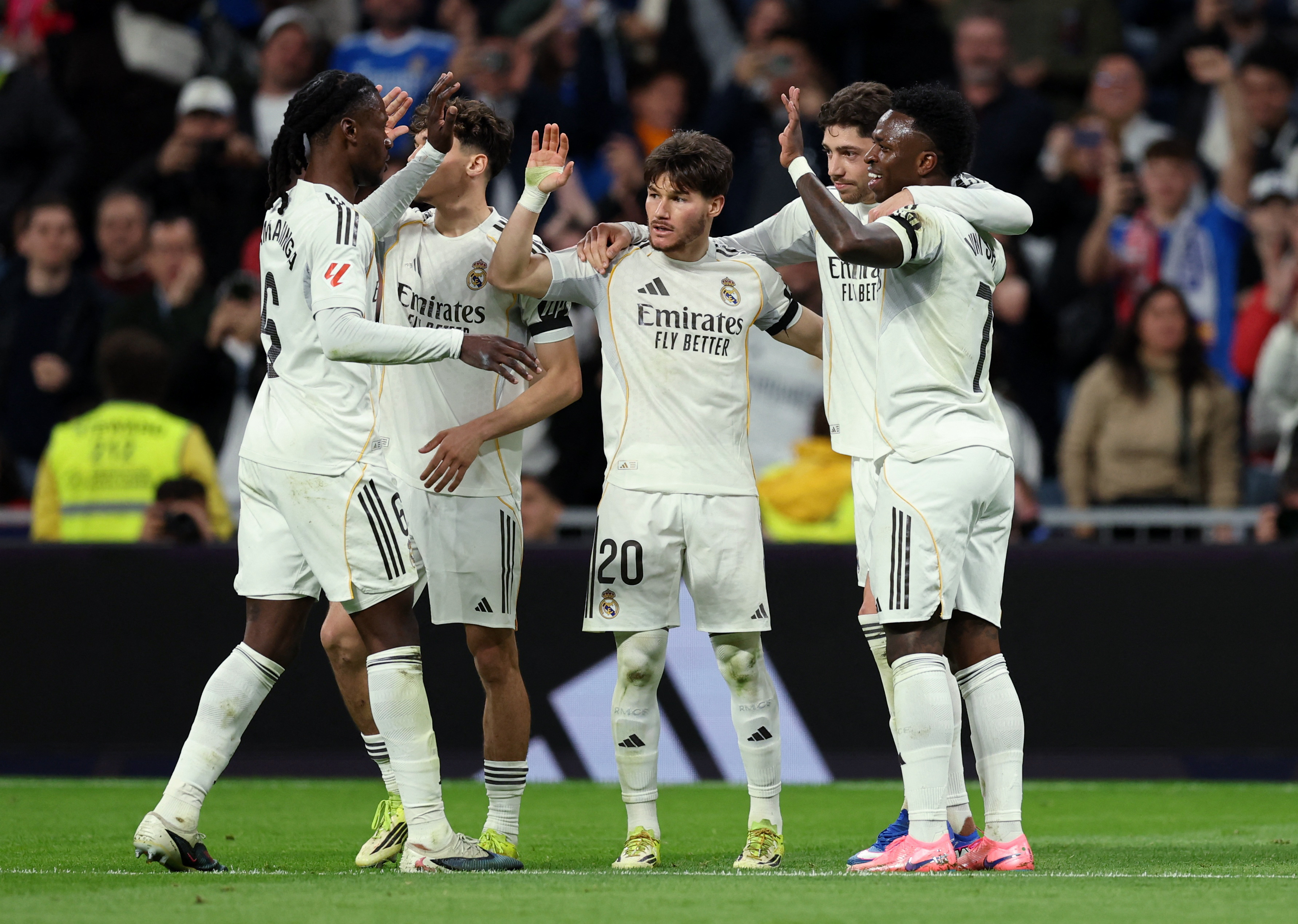 Federico Valverde celebra un gol con Thiago Pitarch, Fran Garcia, Vinicius Junior y Eduardo Camavinga